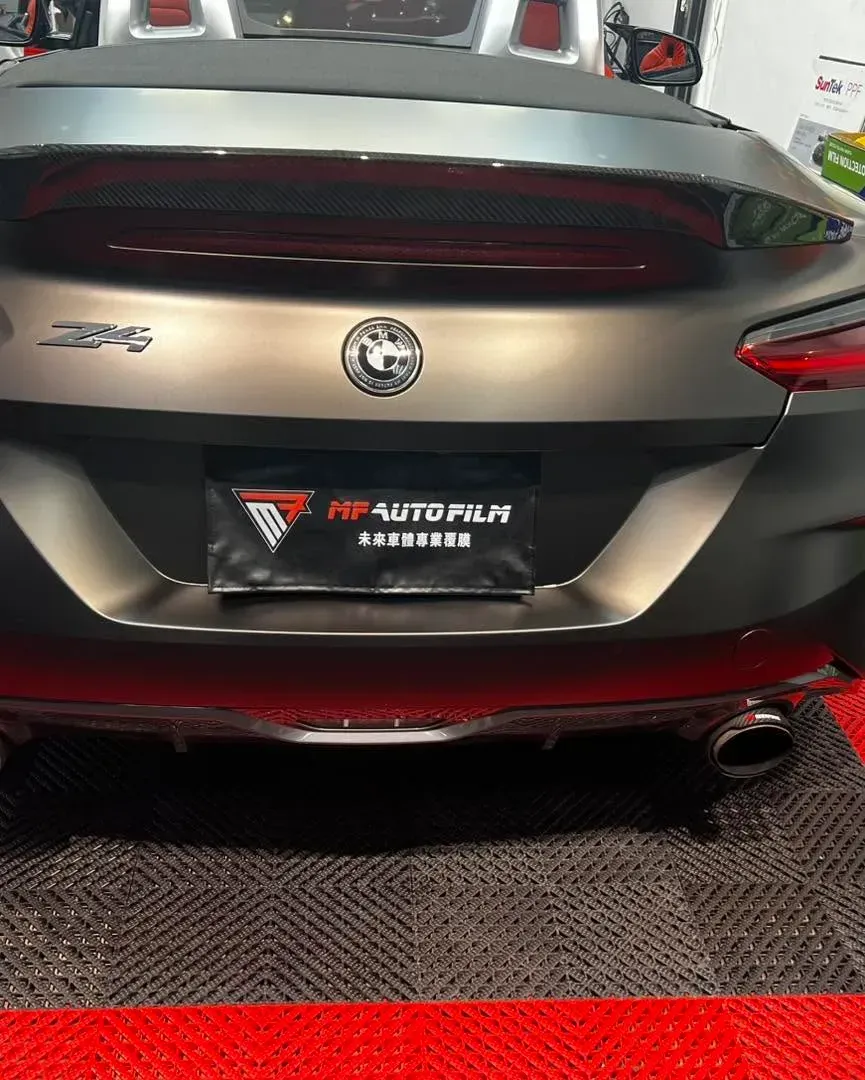 BMW Z4 消光鐵灰改色覆膜完工實拍（4）