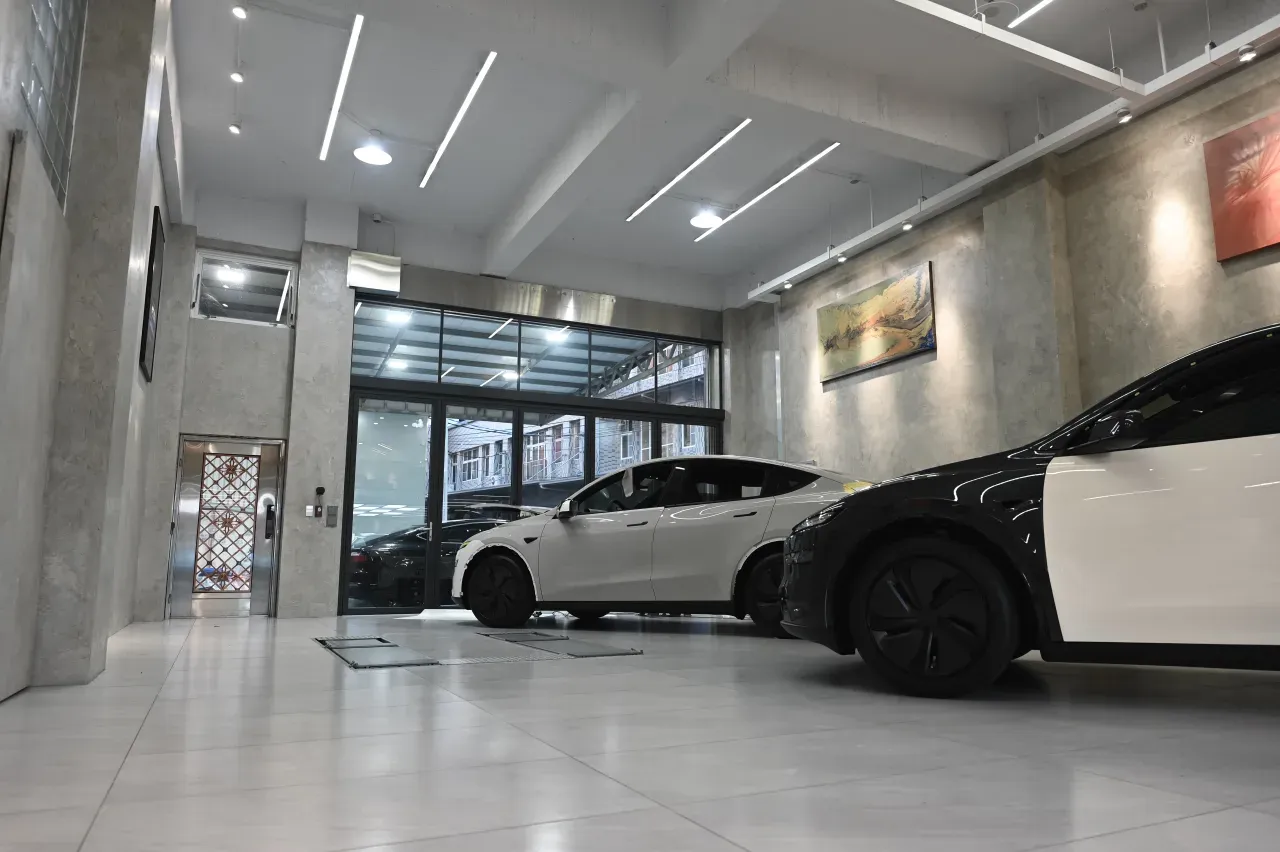 NOIR 諾爾入口 — 玻璃門面與棚內展車