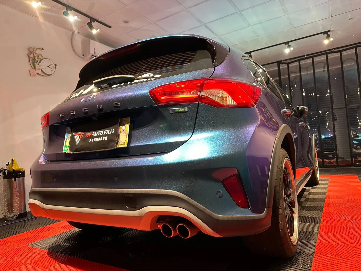 Ford Focus 變色龍紫魅藍車尾斜後全景，含尾翼與雙出尾管
