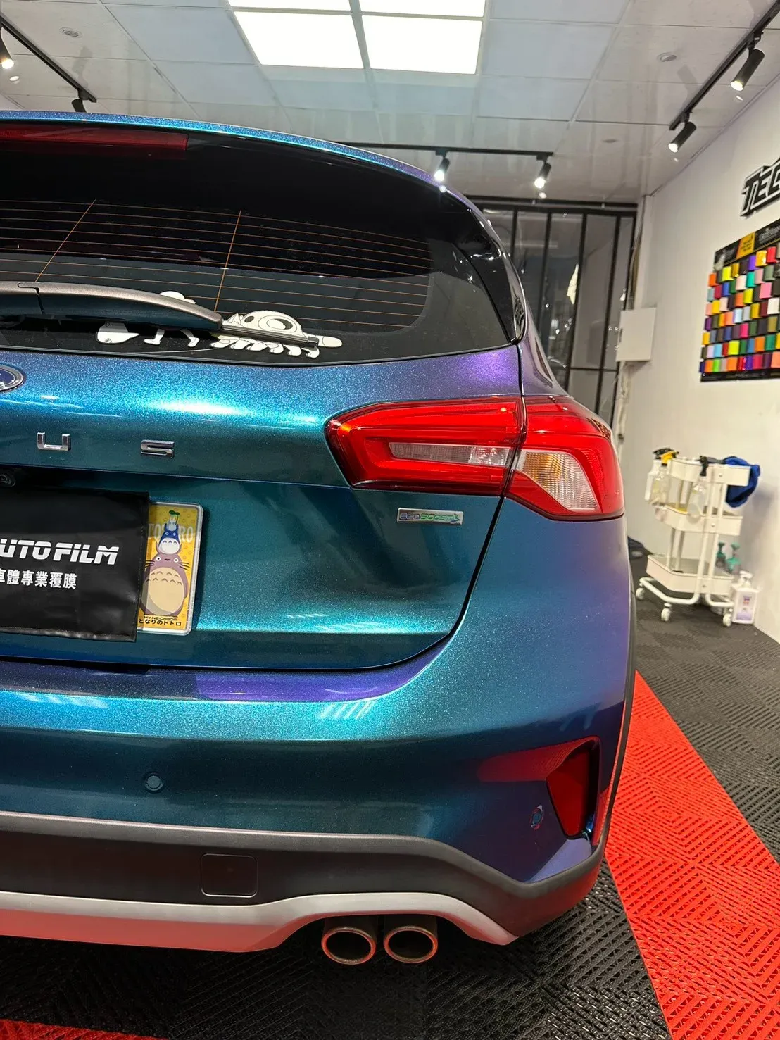 Ford Focus 變色龍紫魅藍正車尾，尾燈與字標周邊膜面