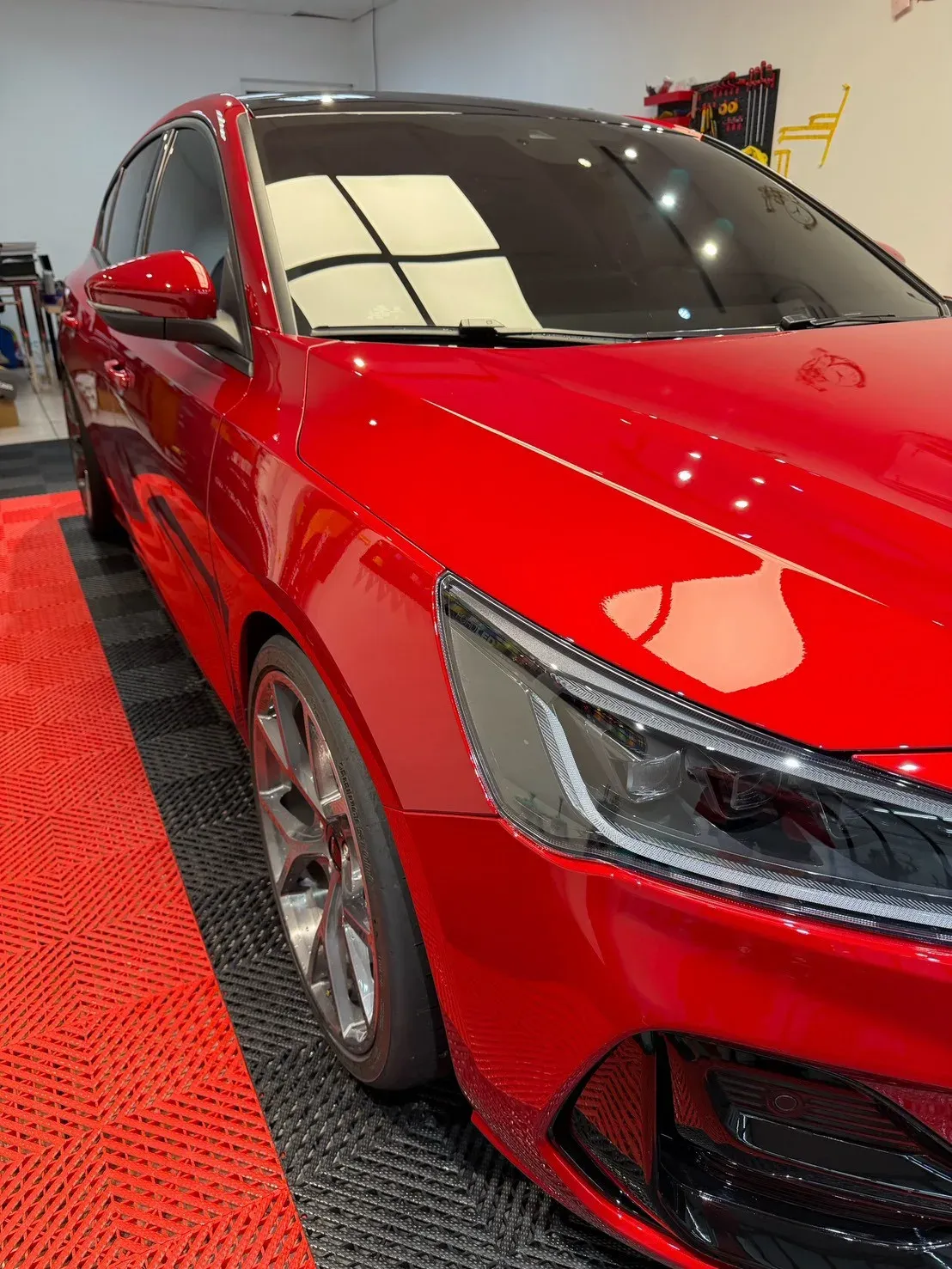 Ford Focus ST 車頭側面近景，大燈與輪拱包覆完工