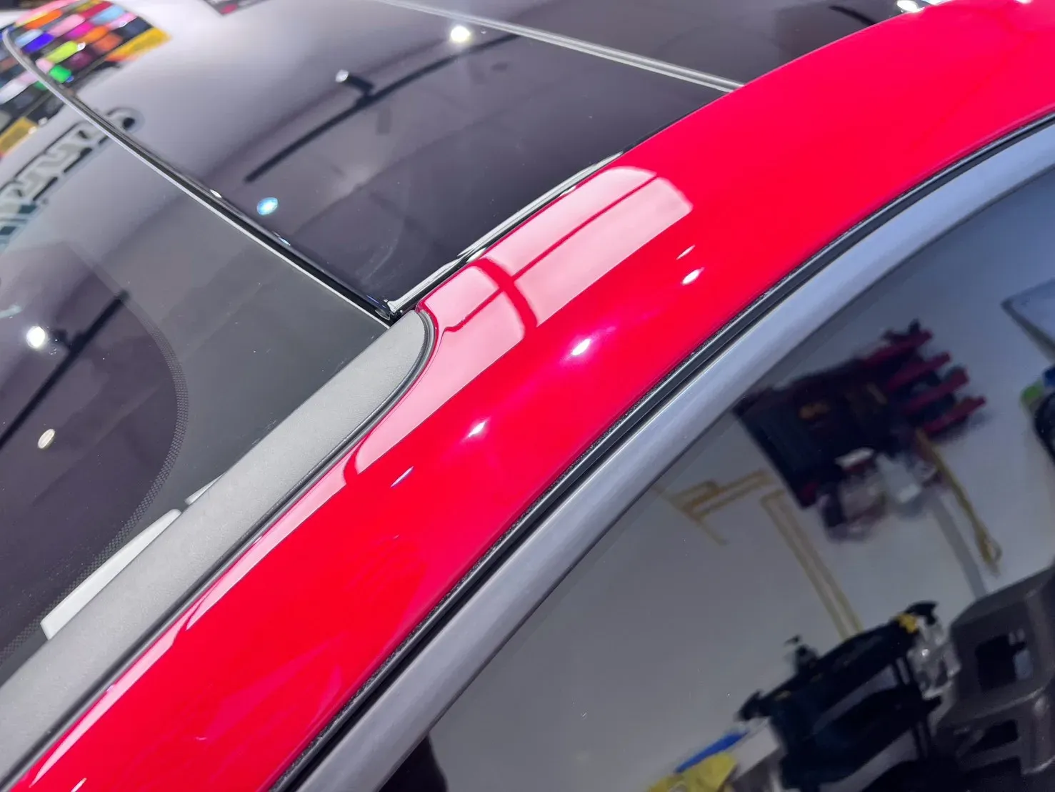 Ford Focus ST 車頂飾條沿線的犀牛皮收邊近拍