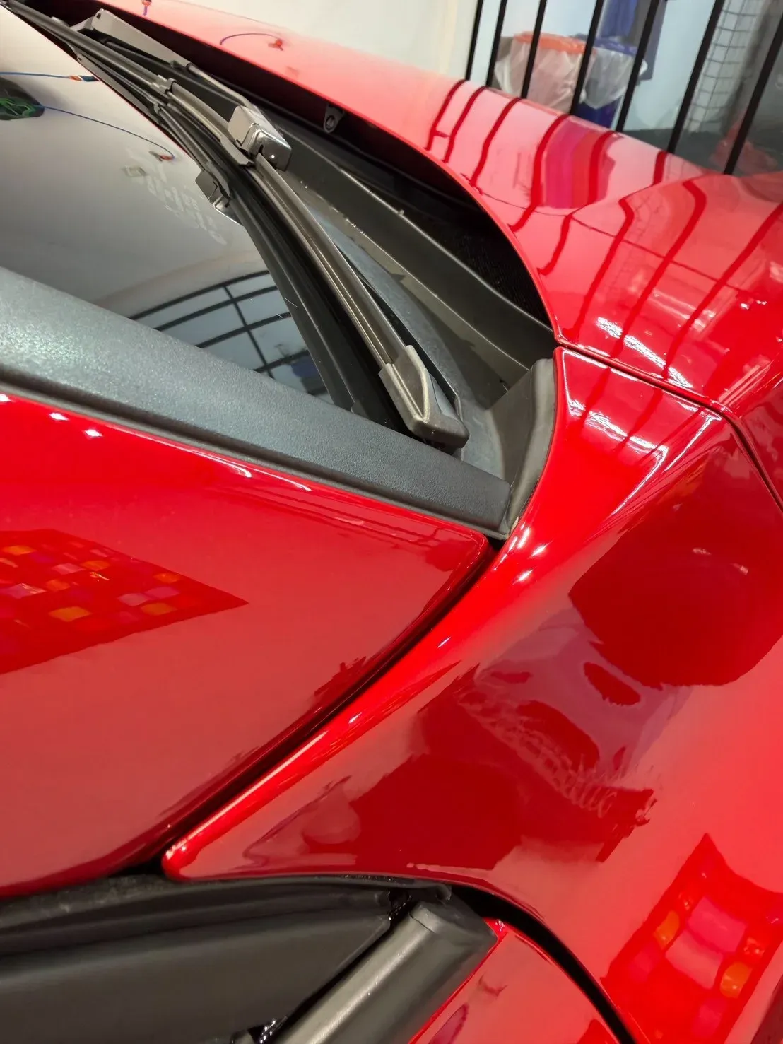 Ford Focus ST 引擎蓋後緣與前擋雨刷槽一帶的膜面
