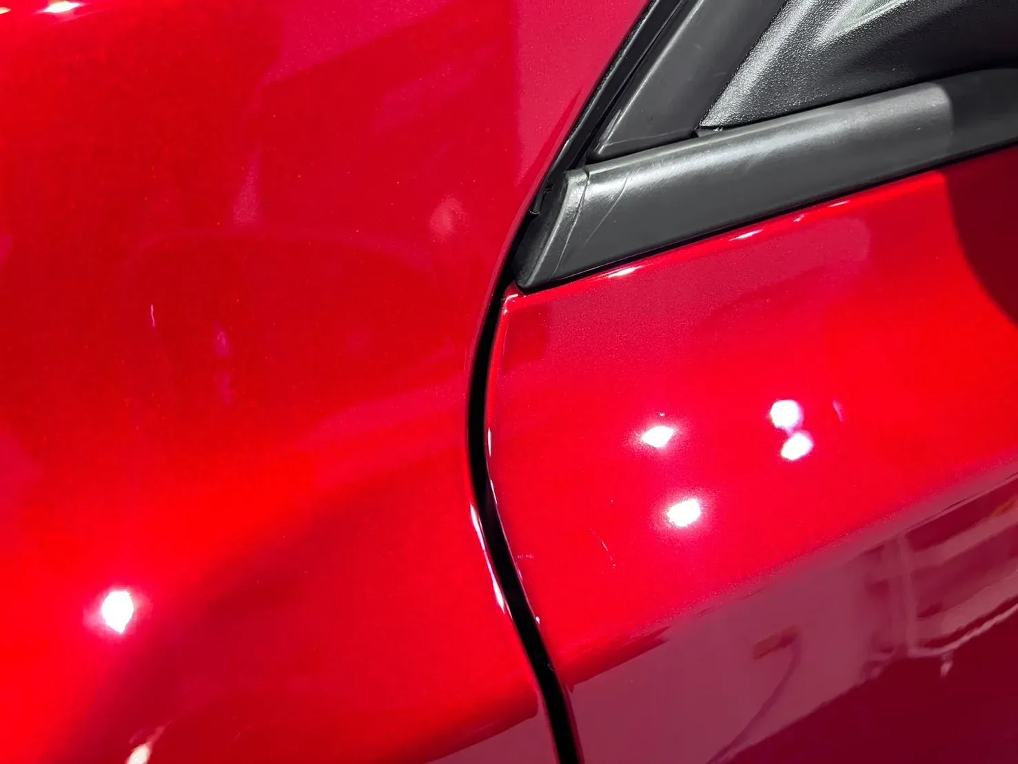 Ford Focus ST 前葉子板與車門交界、後視鏡三角座近拍