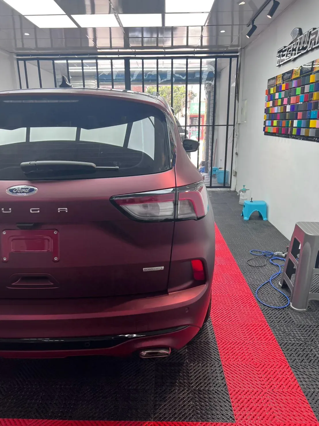 Ford Kuga 龍血紅改色膜車尾斜後方全車視角
