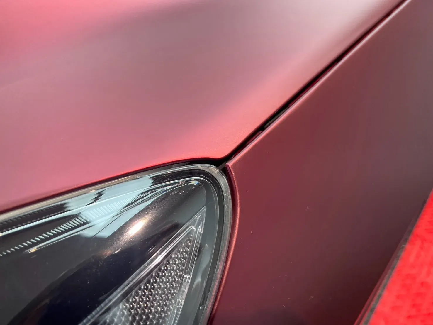 Ford Kuga 頭燈邊緣與引擎蓋接縫收邊近拍