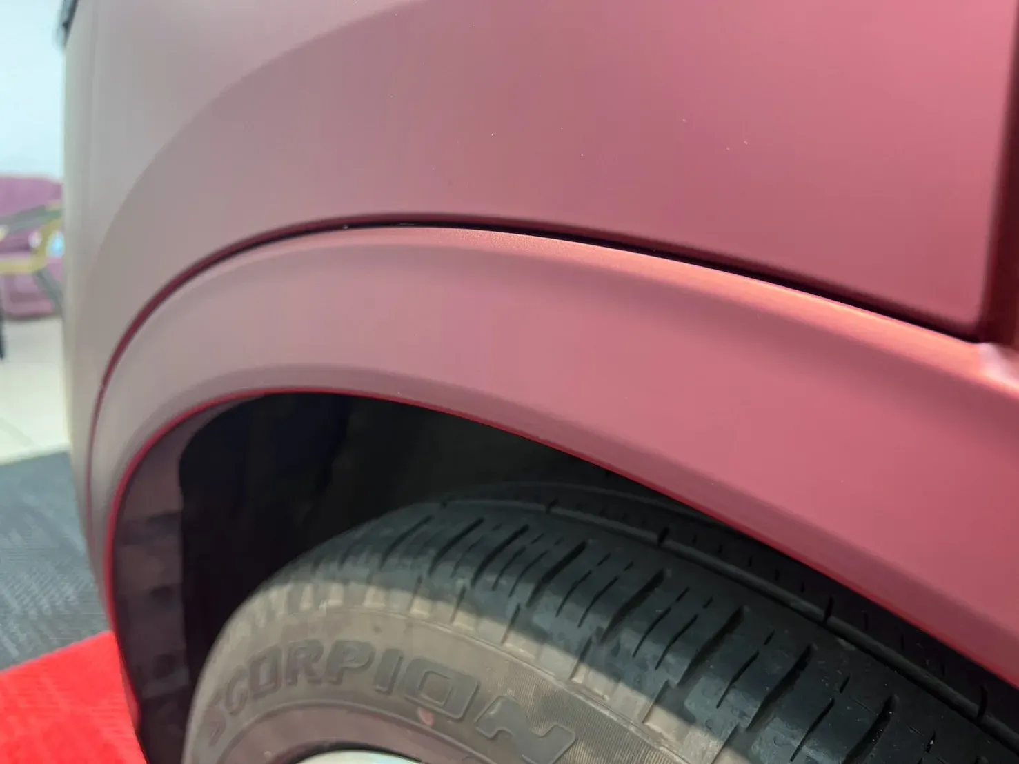 Ford Kuga 龍血紅後輪拱與輪弧飾板的收邊