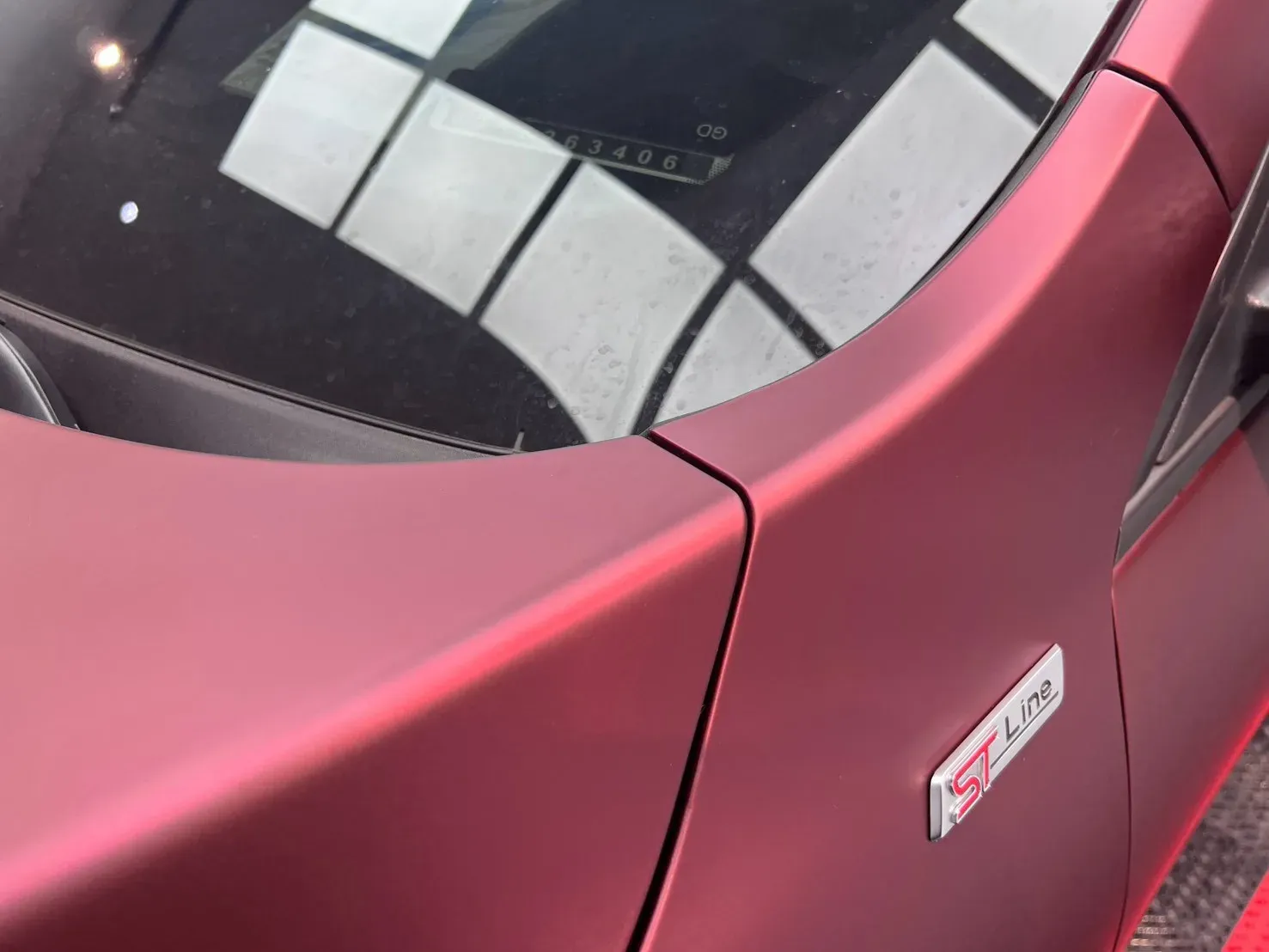 Ford Kuga 龍血紅 A 柱、前擋與葉子板交界，含 ST-Line 銘牌周邊