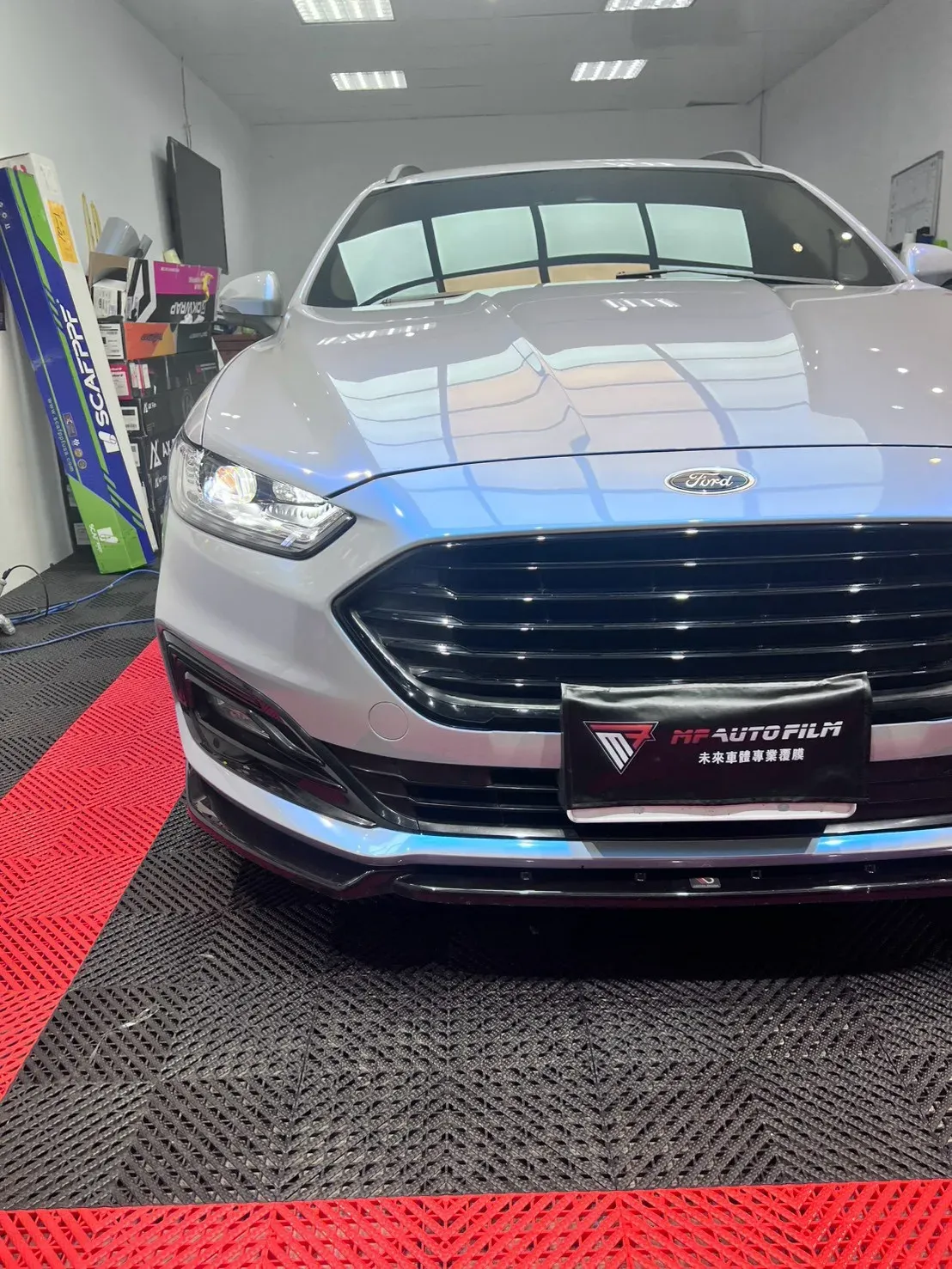 Ford Mondeo Wagon 夢幻月石灰改色膜車頭正面