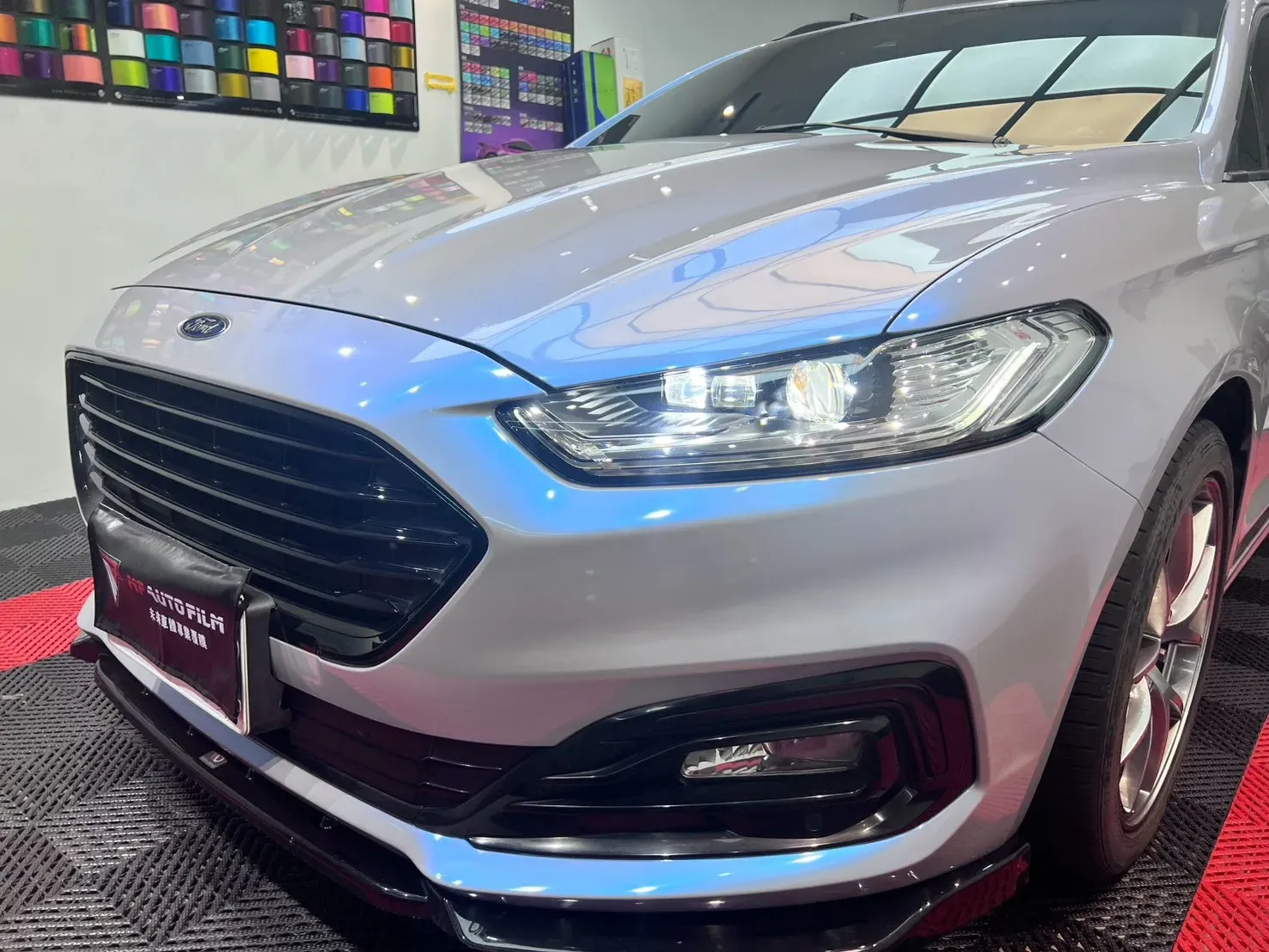 Ford Mondeo Wagon 頭燈與引擎蓋月石灰膜面近拍