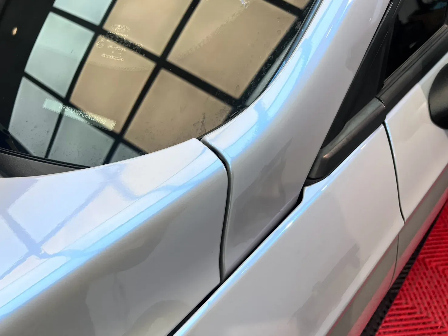 Ford Mondeo Wagon 月石灰 A 柱、前擋與後視鏡座交界