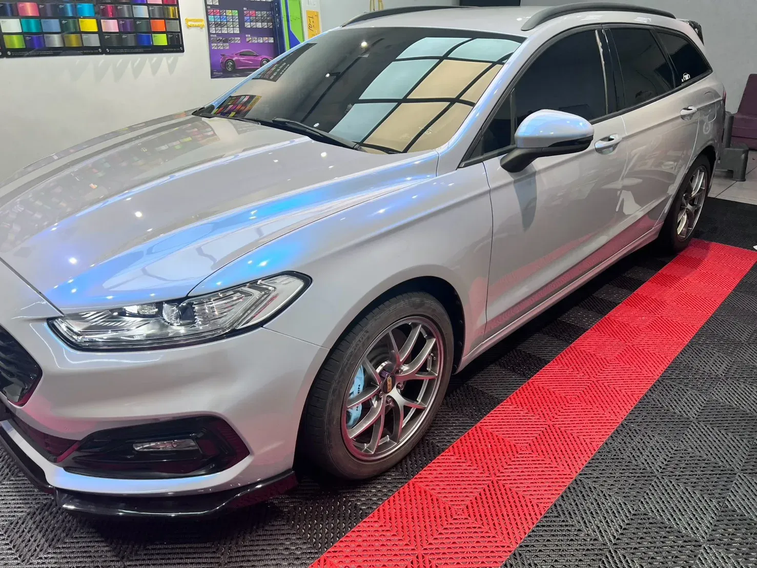 Ford Mondeo Wagon 夢幻月石灰改色膜完工（車側斜前全車）