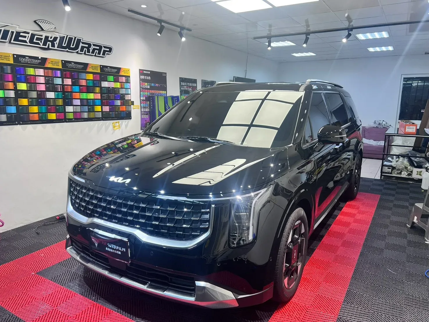 KIA Carnival 亮黑車身全車透明犀牛皮完工（車頭四分之三視角）