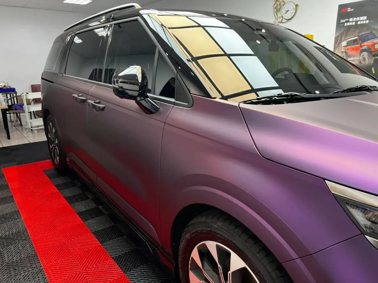 Kia Carnival 緞面紫改色覆膜完工實拍（6）