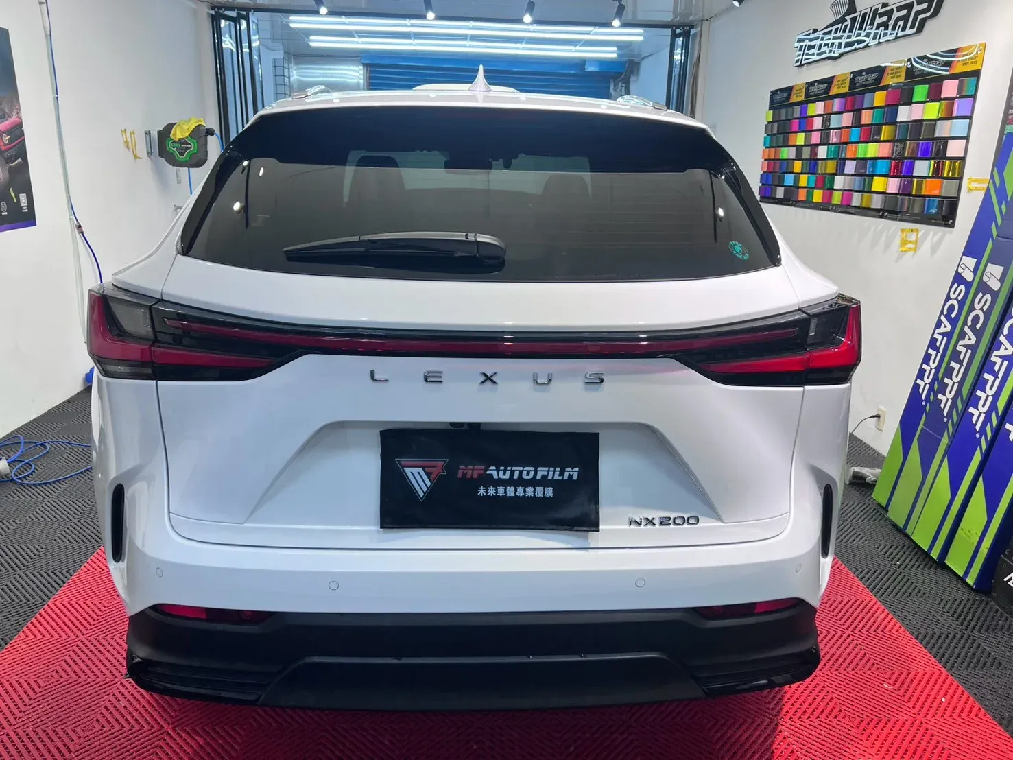 Lexus NX200 車尾完工照，白色車漆透亮質感