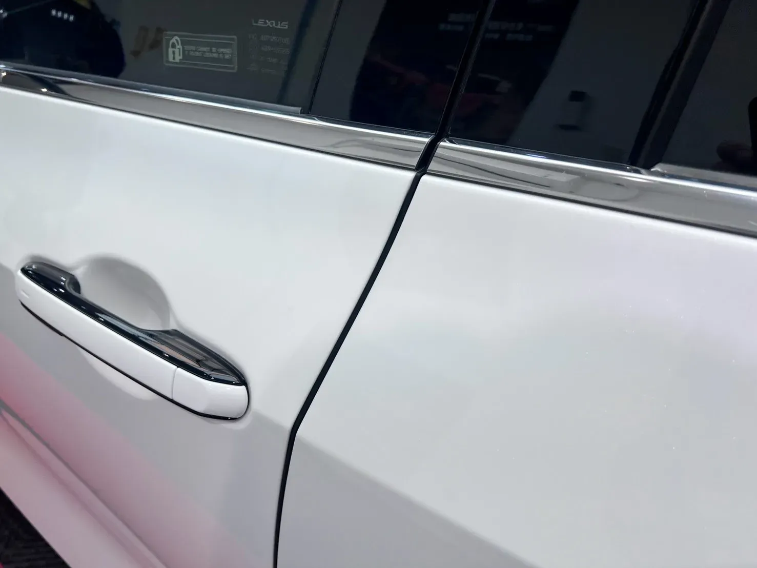 Lexus NX200 車門把手與門縫的犀牛皮收邊細節