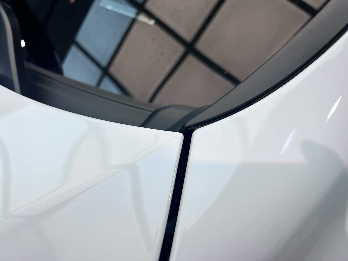 Lexus NX200 引擎蓋中央折線與前擋交界