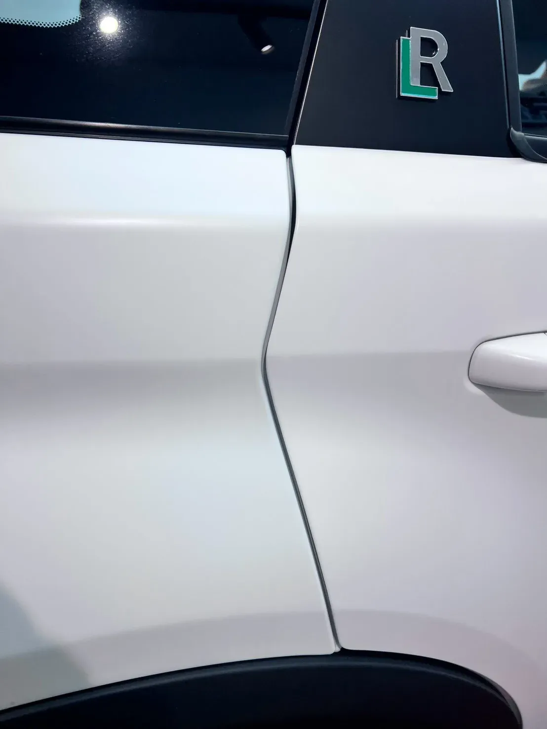 LUXGEN n7 車門縫與 B 柱徽章周圍收邊細節