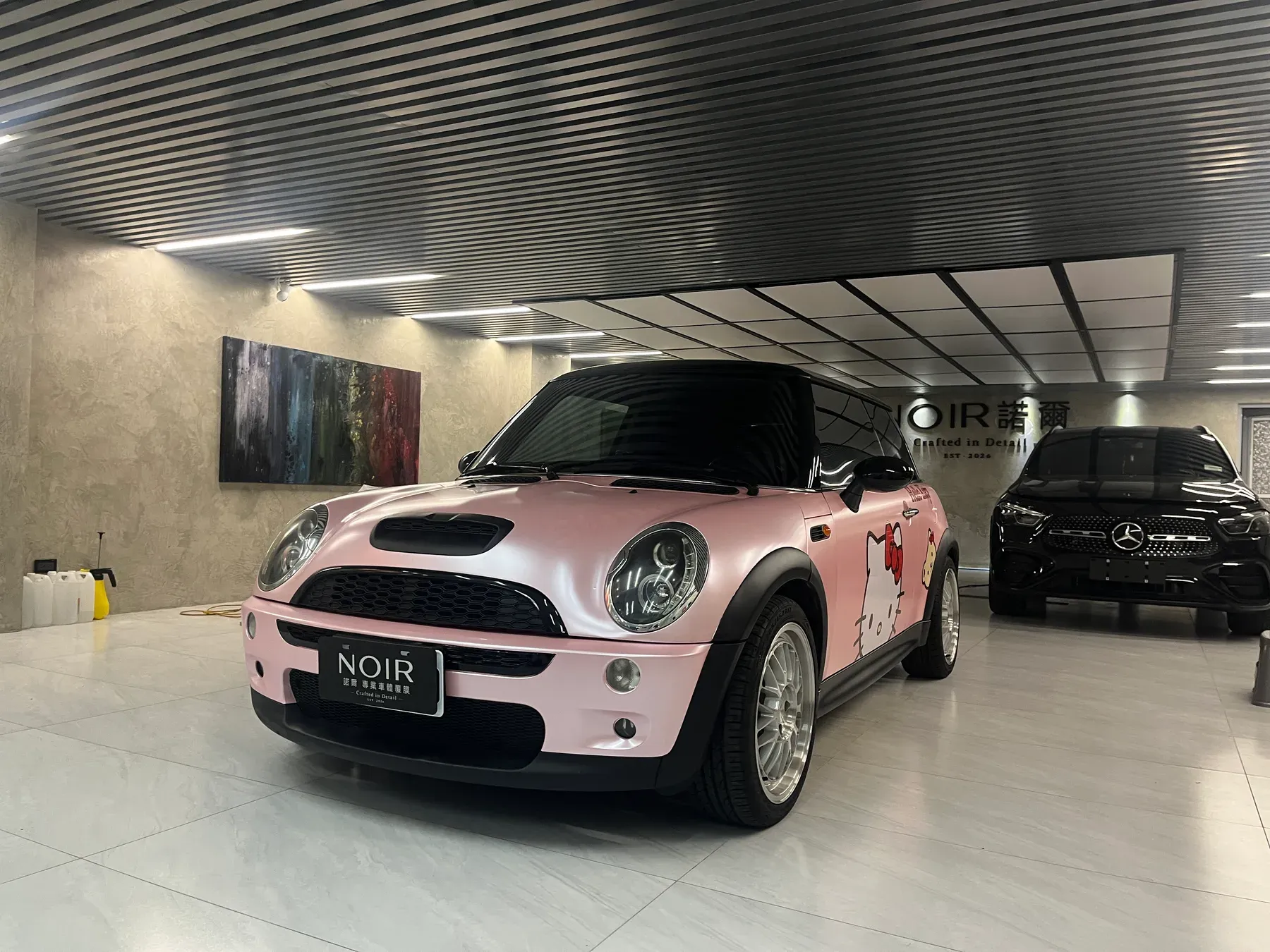 MINI Cooper 櫻花粉改色覆膜完工實拍（車頭三分之一視角）