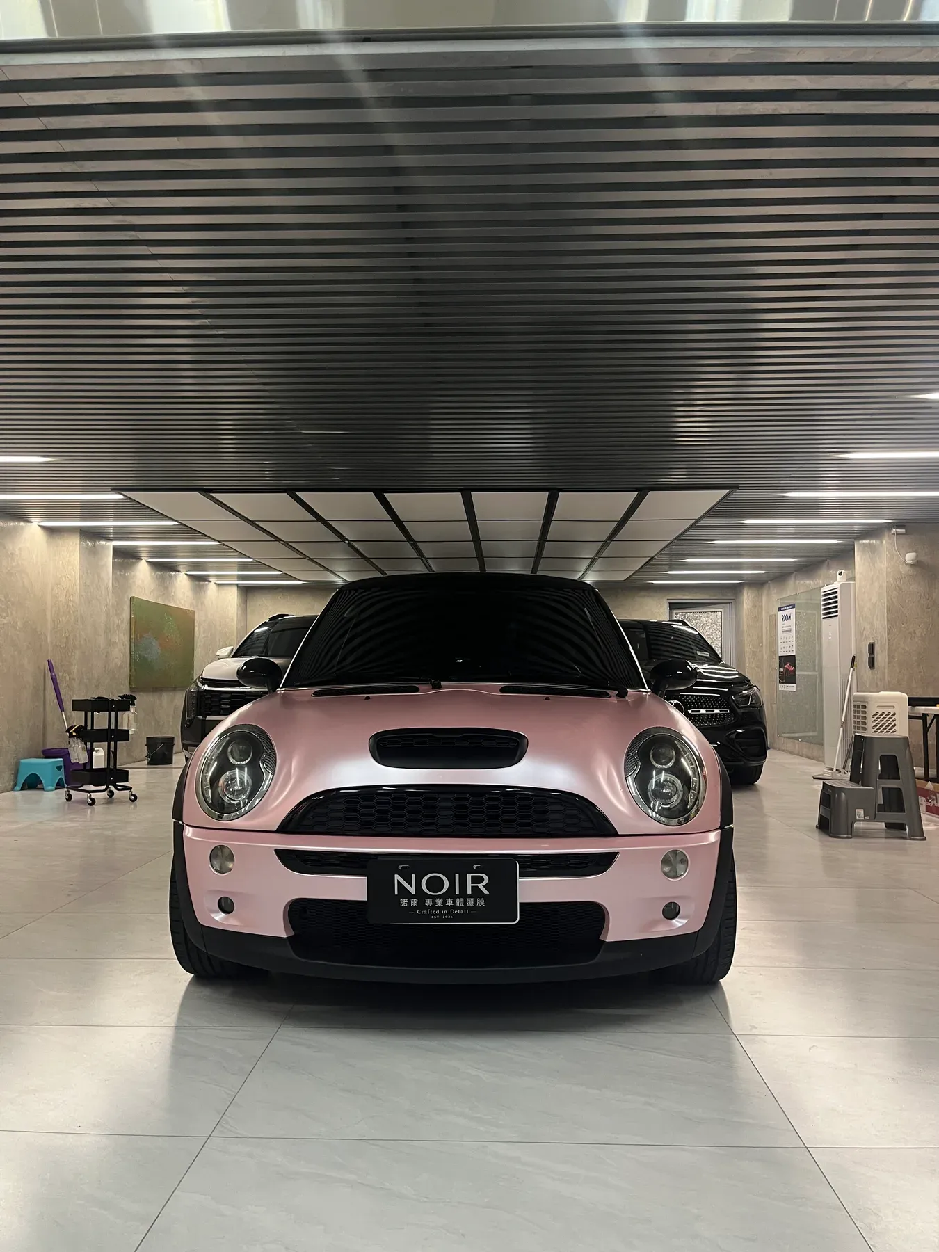 MINI Cooper 櫻花粉改色覆膜完工實拍（正車頭）