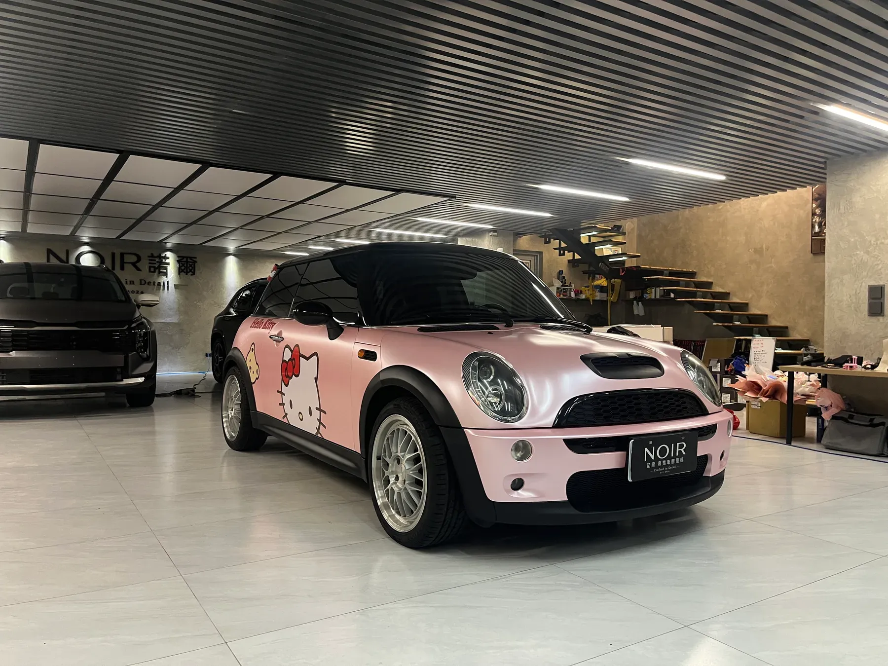 MINI Cooper 櫻花粉全車改色覆膜＋Hello Kitty 客製圖騰完工（車側）