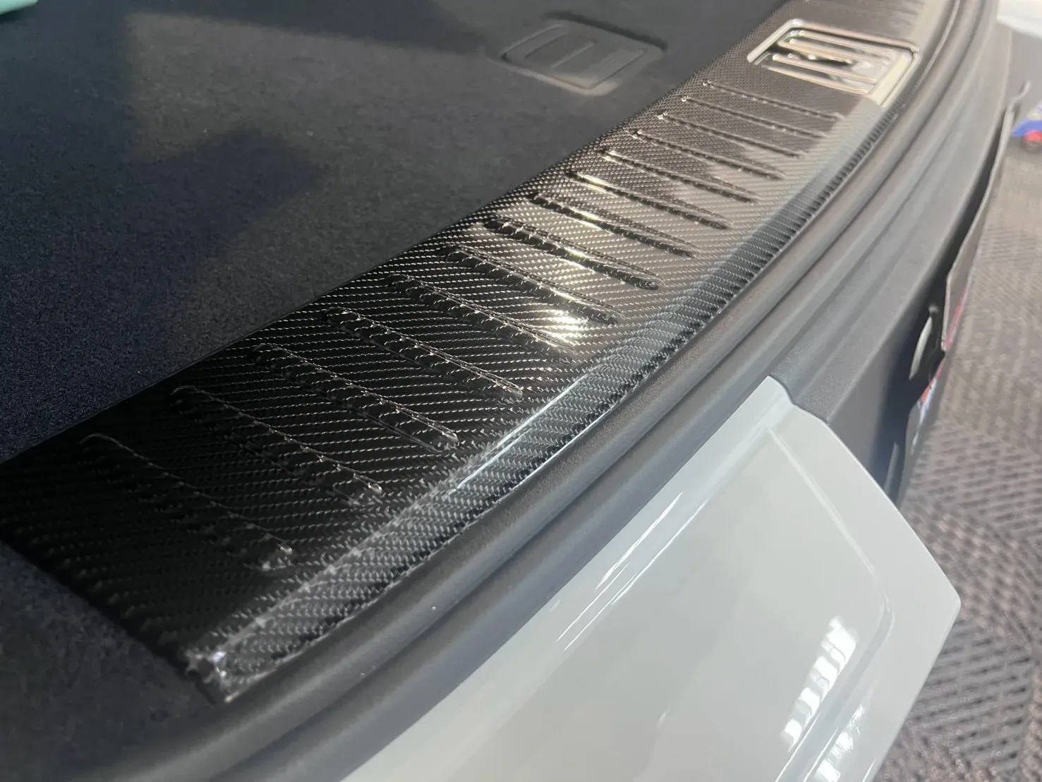 Porsche Cayenne 行李廂門檻碳纖飾板防刮保護細節