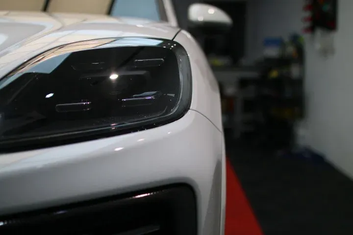 Porsche Cayenne 頭燈與前葉子板交界的膜面
