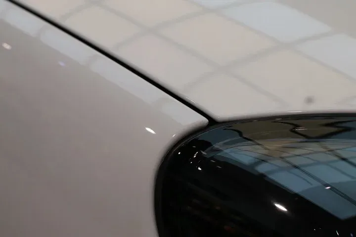 Porsche Cayenne 引擎蓋前緣與頭燈上緣的弧線收邊