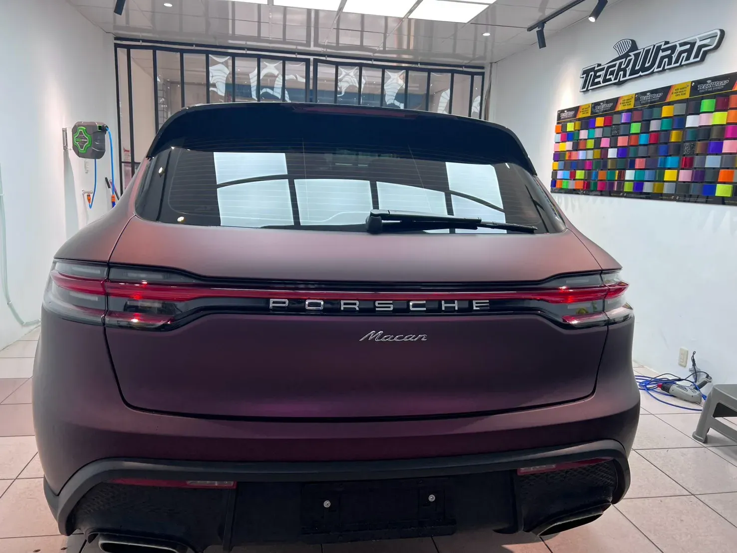 Porsche Macan 枯枝玫瑰紫改色犀牛皮車尾正面