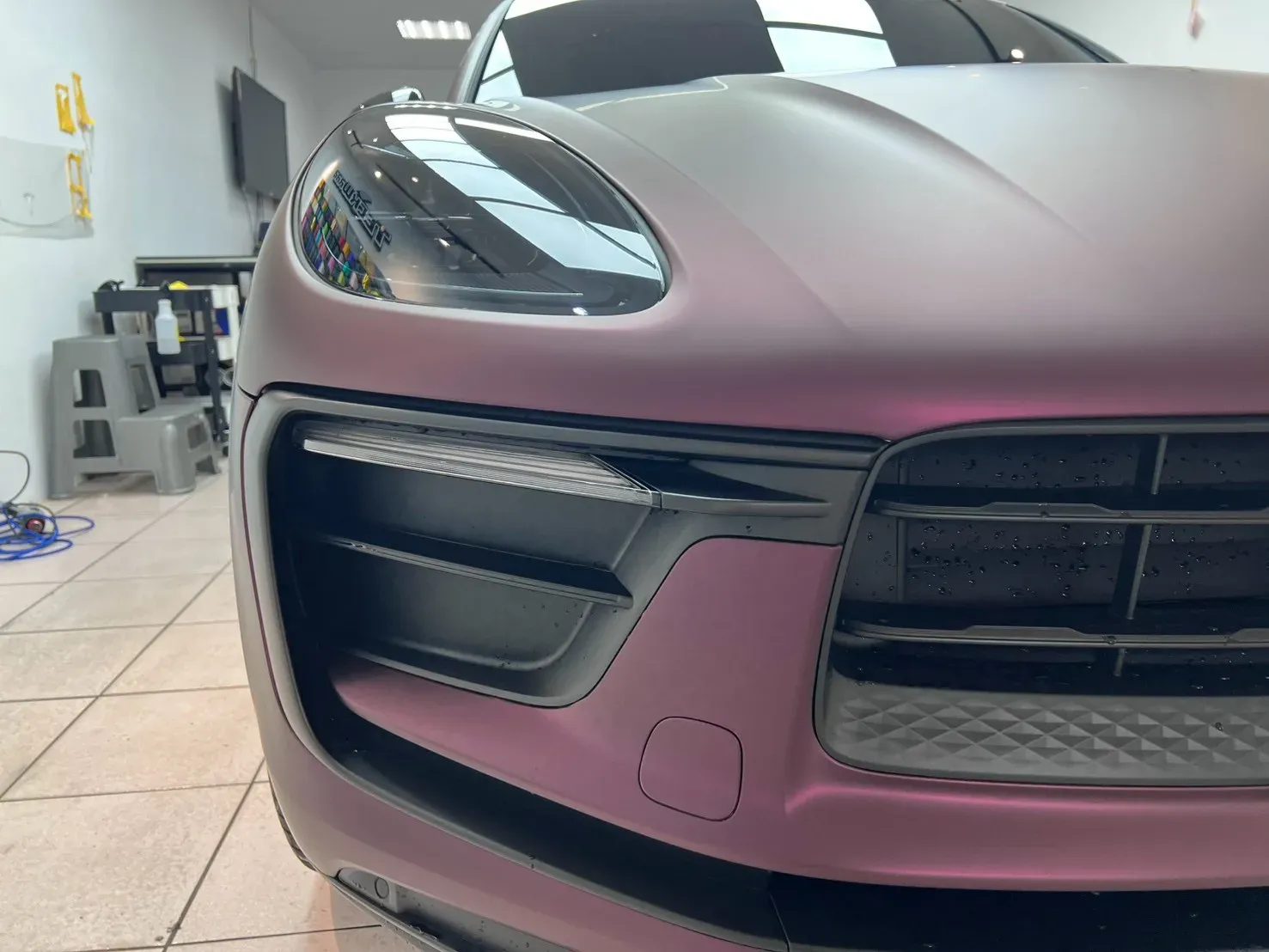 Porsche Macan 車頭頭燈與進氣壩膜面近拍