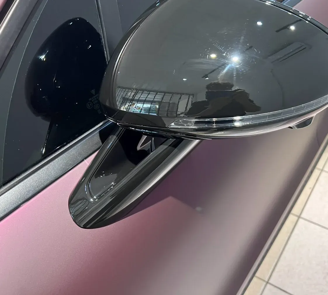 Porsche Macan 枯枝玫瑰紫後視鏡外殼與車門上緣一帶