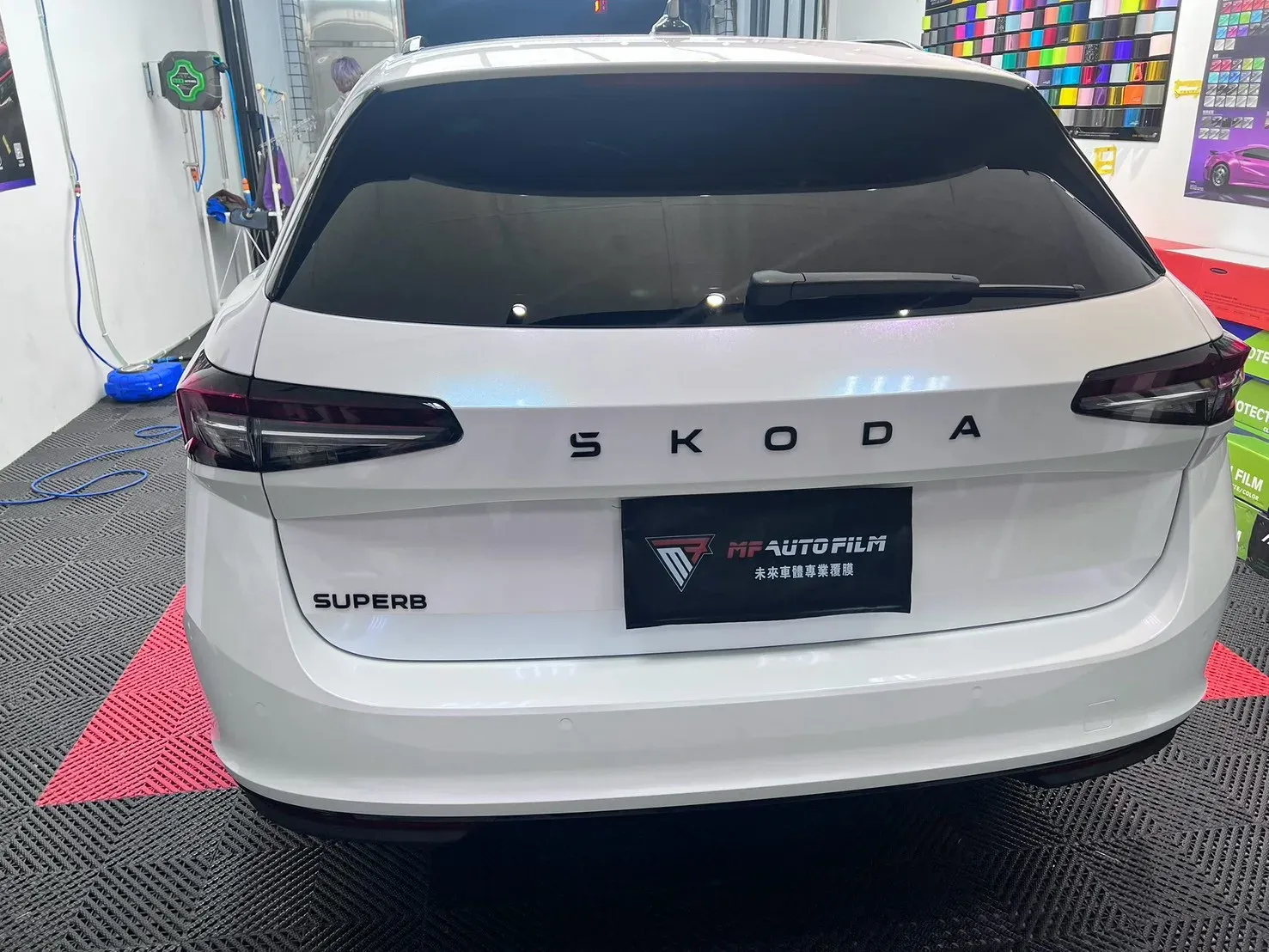 SKODA Superb Combi 白變藍改色犀牛皮完工實拍（正車尾，尾門字標與尾燈周邊）