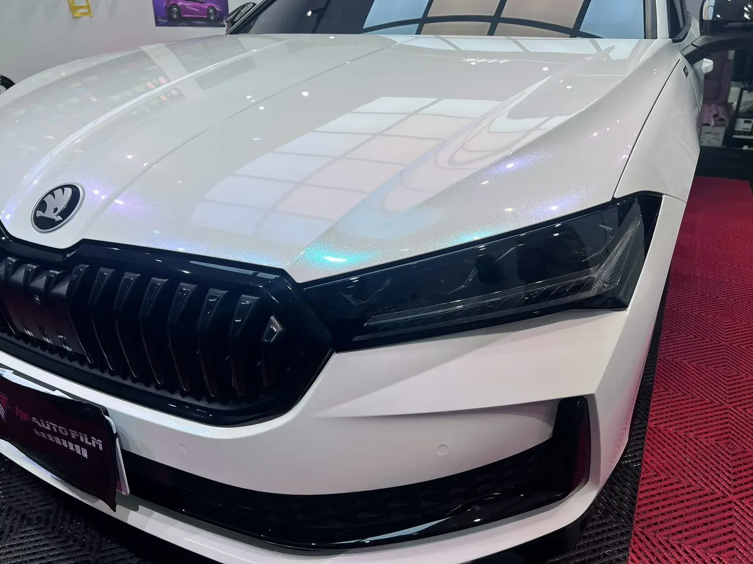 SKODA Superb Combi 白變藍改色犀牛皮完工實拍（引擎蓋與左頭燈交界）