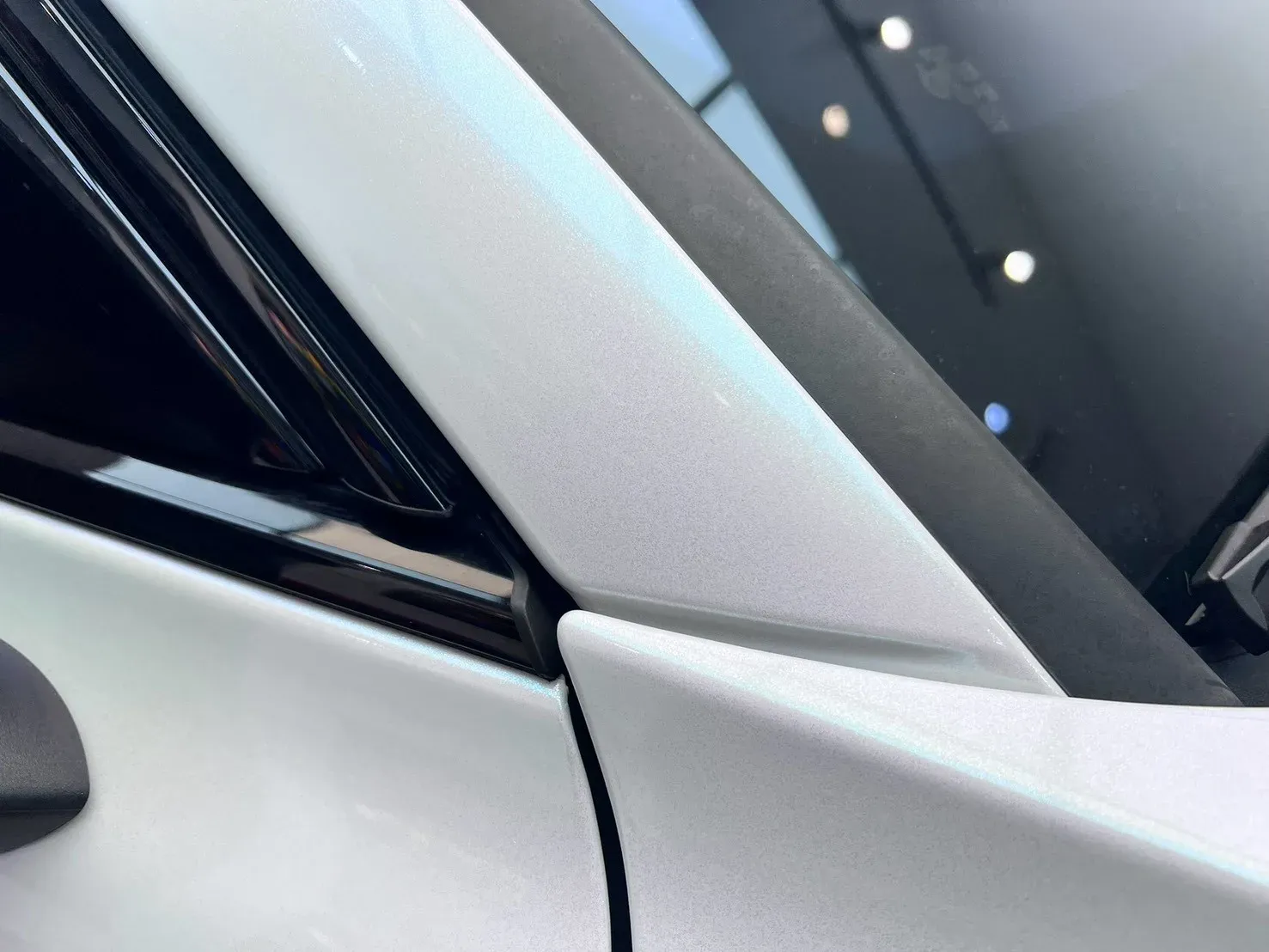 SKODA Superb Combi 白變藍改色犀牛皮完工實拍（A 柱與後視鏡座黑件交界）