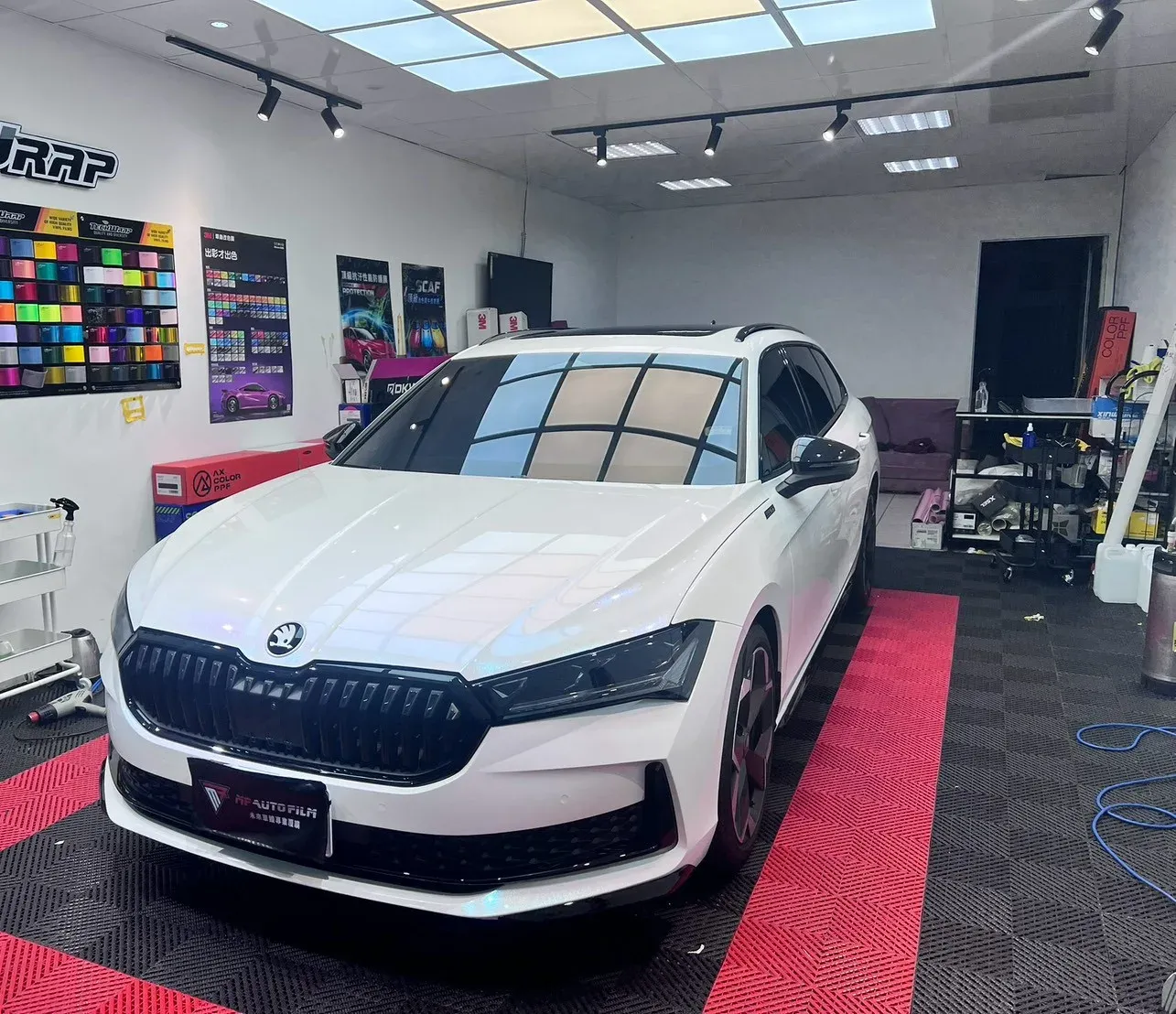 SKODA Superb Combi 白變藍改色犀牛皮完工（車頭四分之三視角）