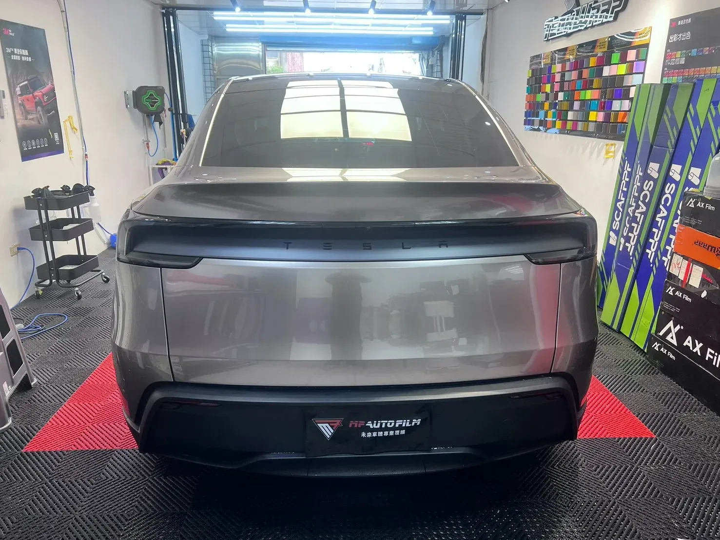 Tesla Model Y 液態金屬銀改色犀牛皮完工實拍（正車尾，尾門字標與尾翼）