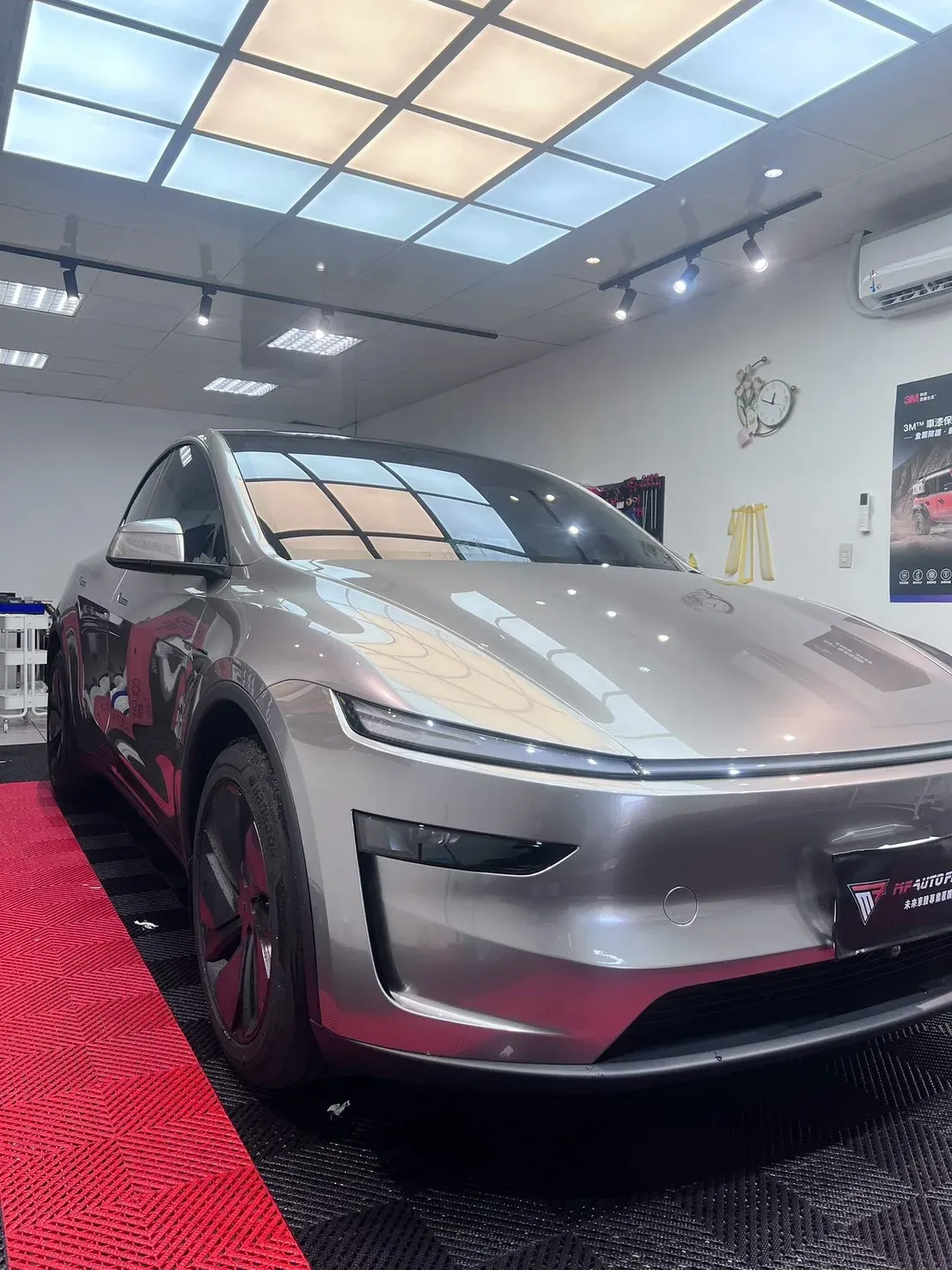 Tesla Model Y 液態金屬銀改色犀牛皮完工實拍（車頭左前方，含前門與輪圈）