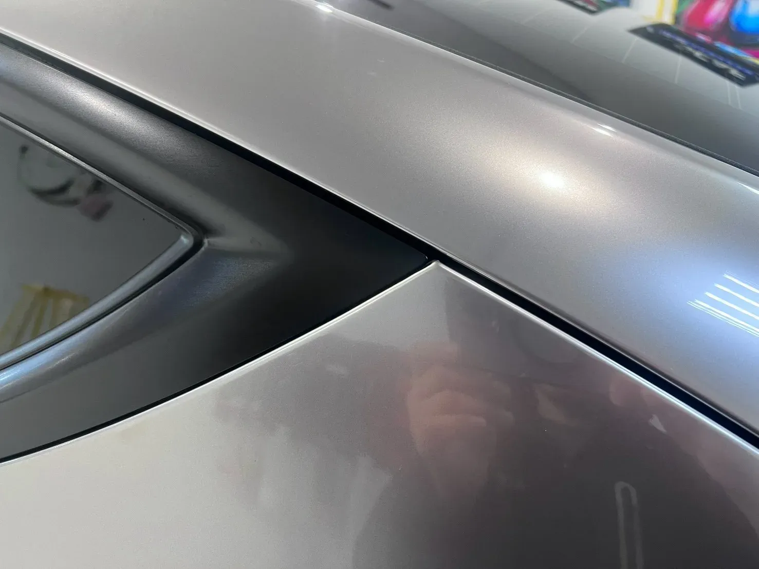 Tesla Model Y 液態金屬銀改色犀牛皮完工實拍（C 柱與後三角窗、後葉子板交會處）
