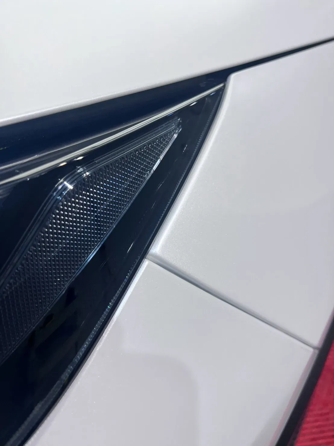 Toyota RAV4 消光白頭燈與前葉子板交界