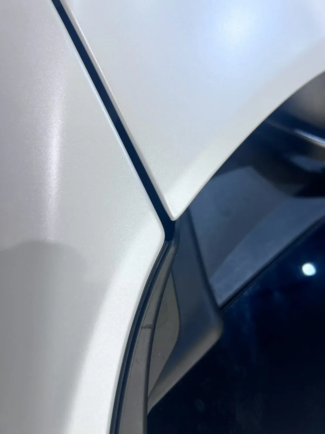 Toyota RAV4 消光白後葉子板與後輪拱交界