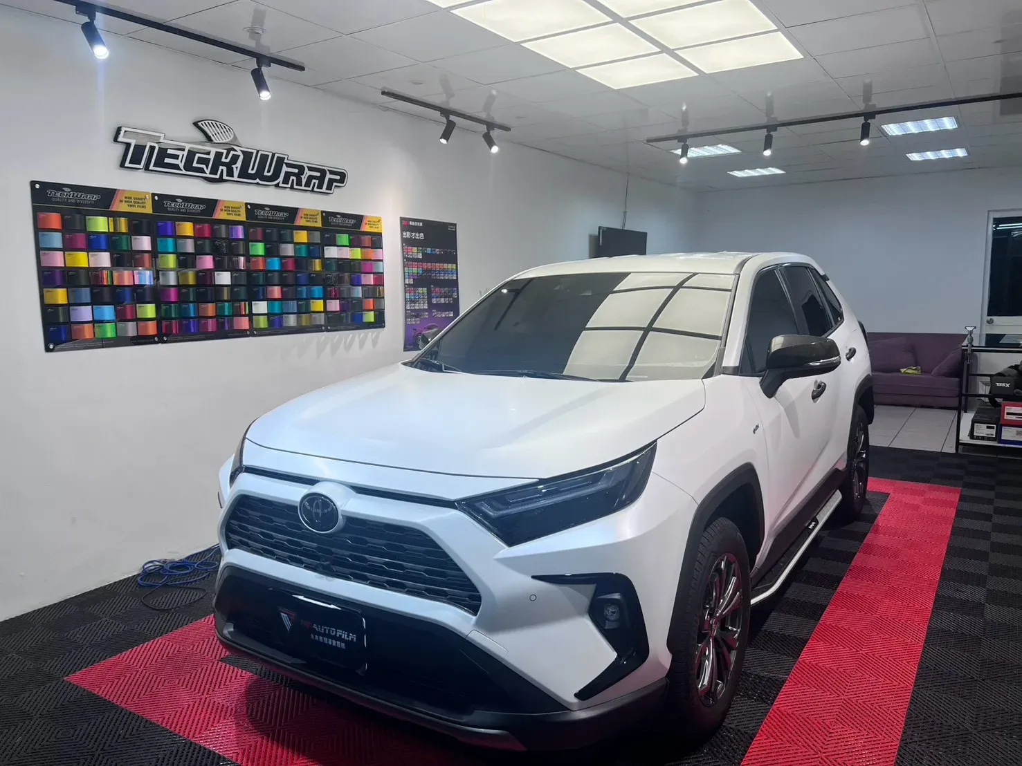Toyota RAV4 消光透明消光犀牛皮完工（前 45 度全車）