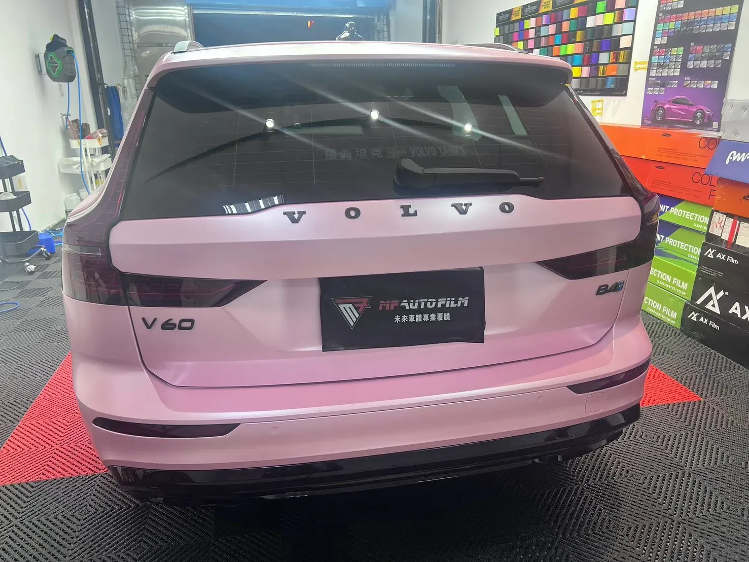 VOLVO V60 電光櫻花粉改色覆膜完工實拍（正車尾，尾門字標周邊收邊）
