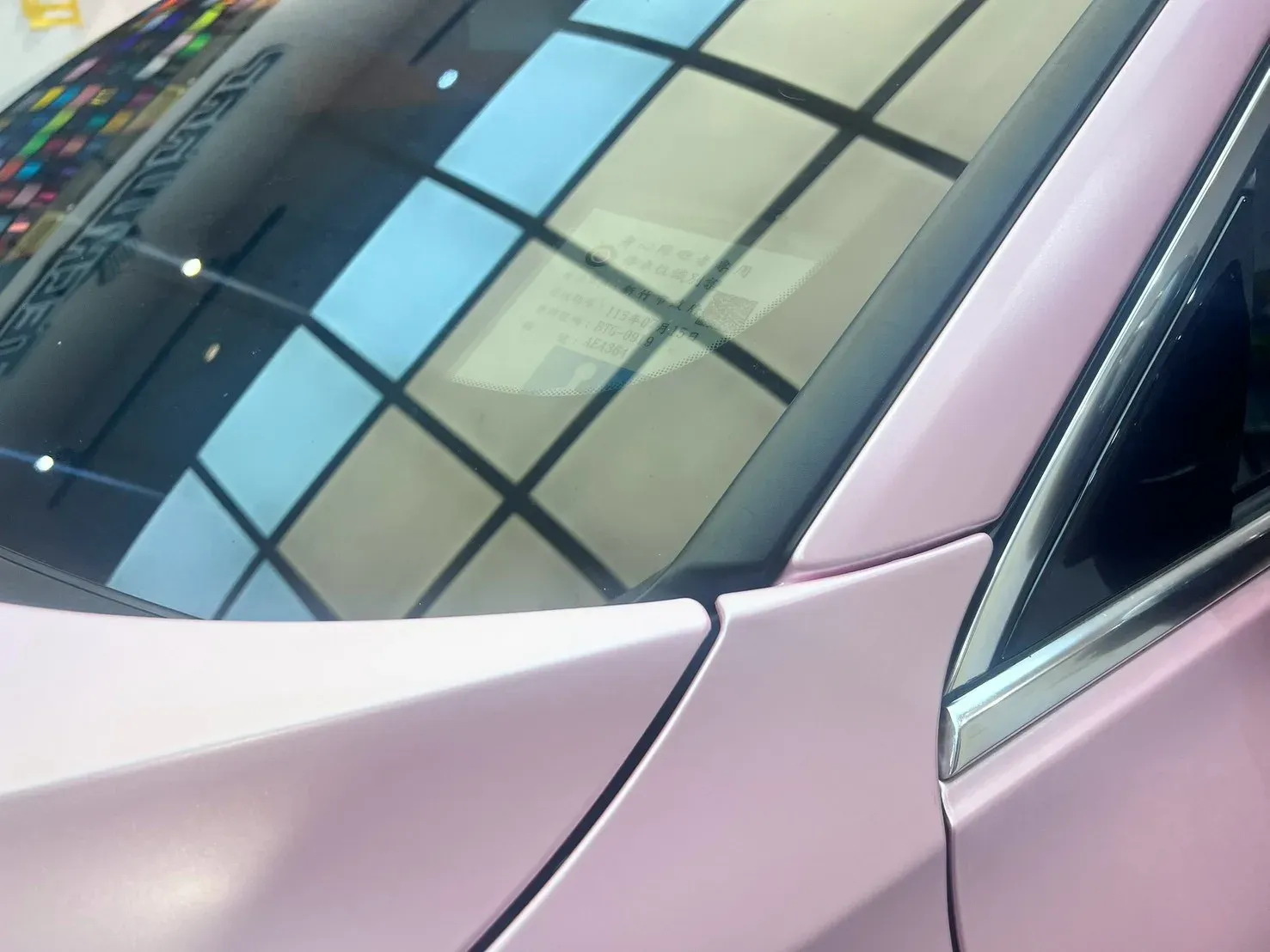 VOLVO V60 電光櫻花粉改色覆膜完工實拍（A 柱下緣與三角窗鍍鉻飾條收邊）