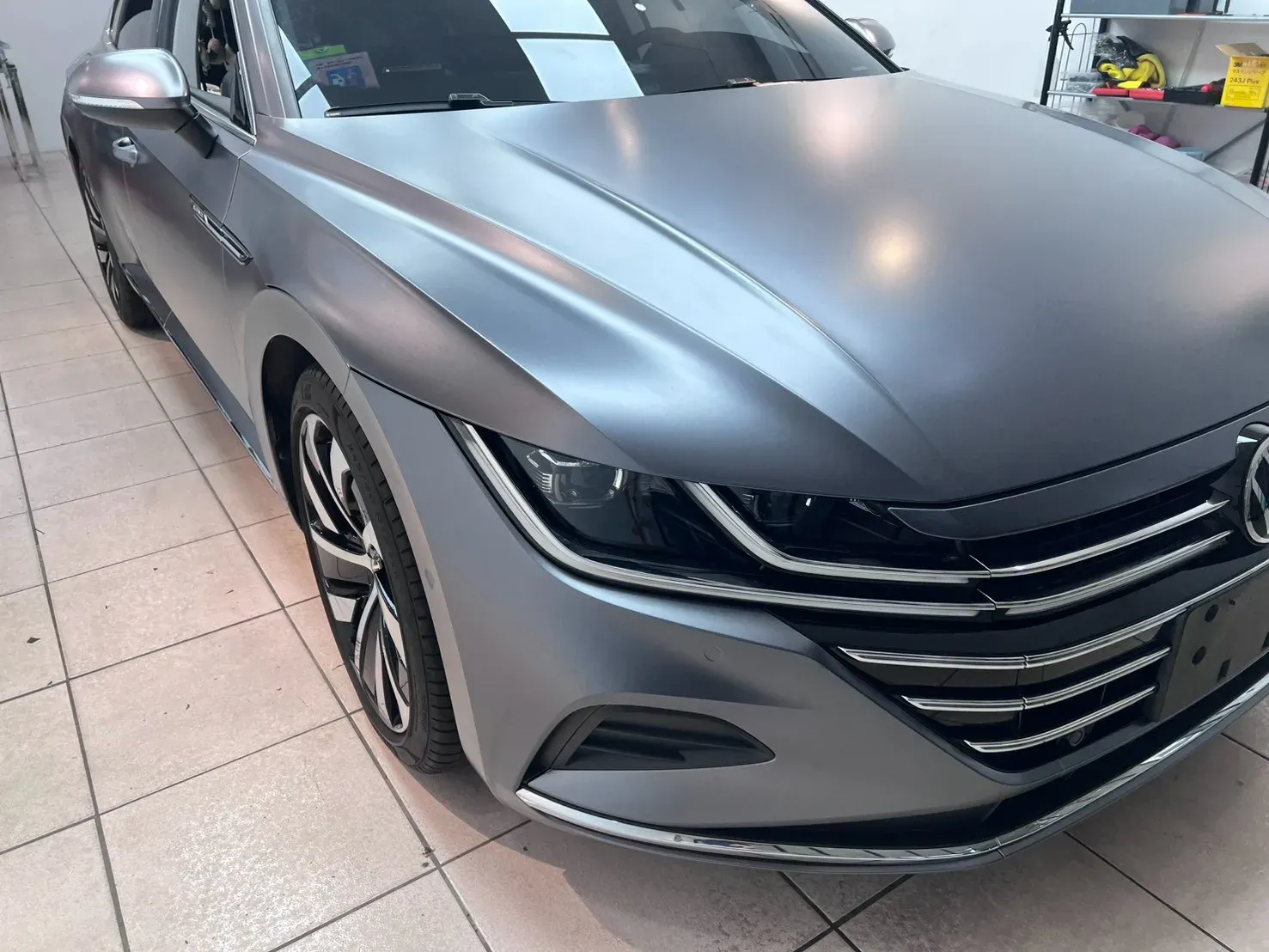 Volkswagen Arteon 深空灰改色膜車頭斜前方與水箱護罩視角