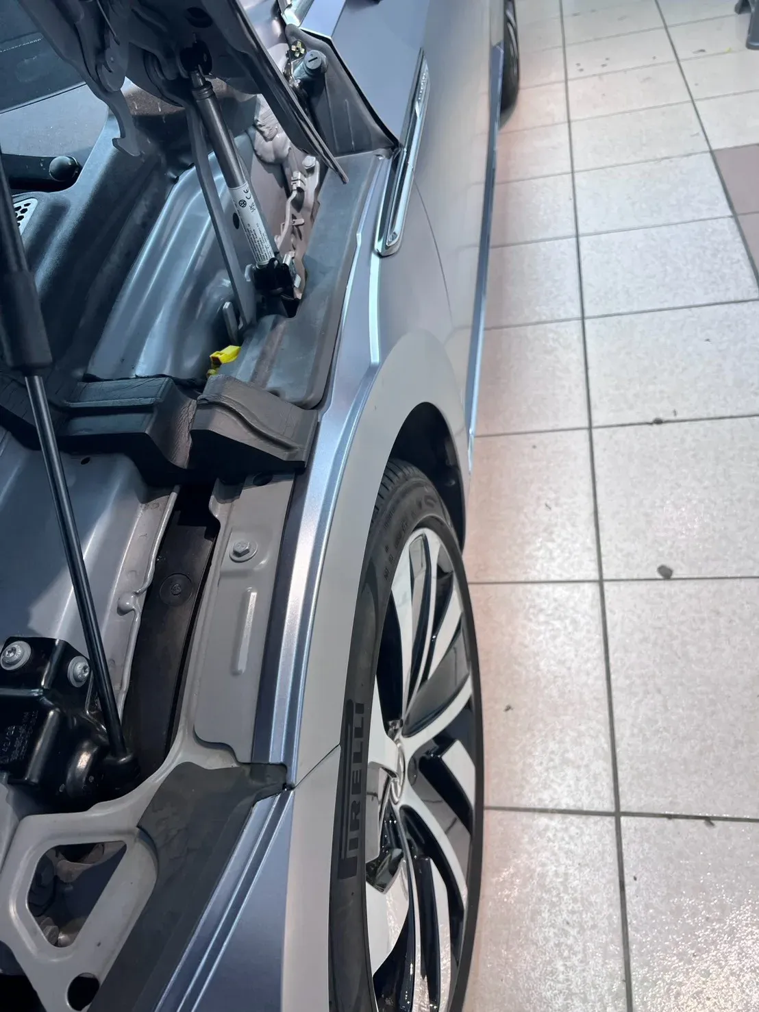 Volkswagen Arteon 掀開引擎蓋後可見葉子板內緣的膜邊收邊