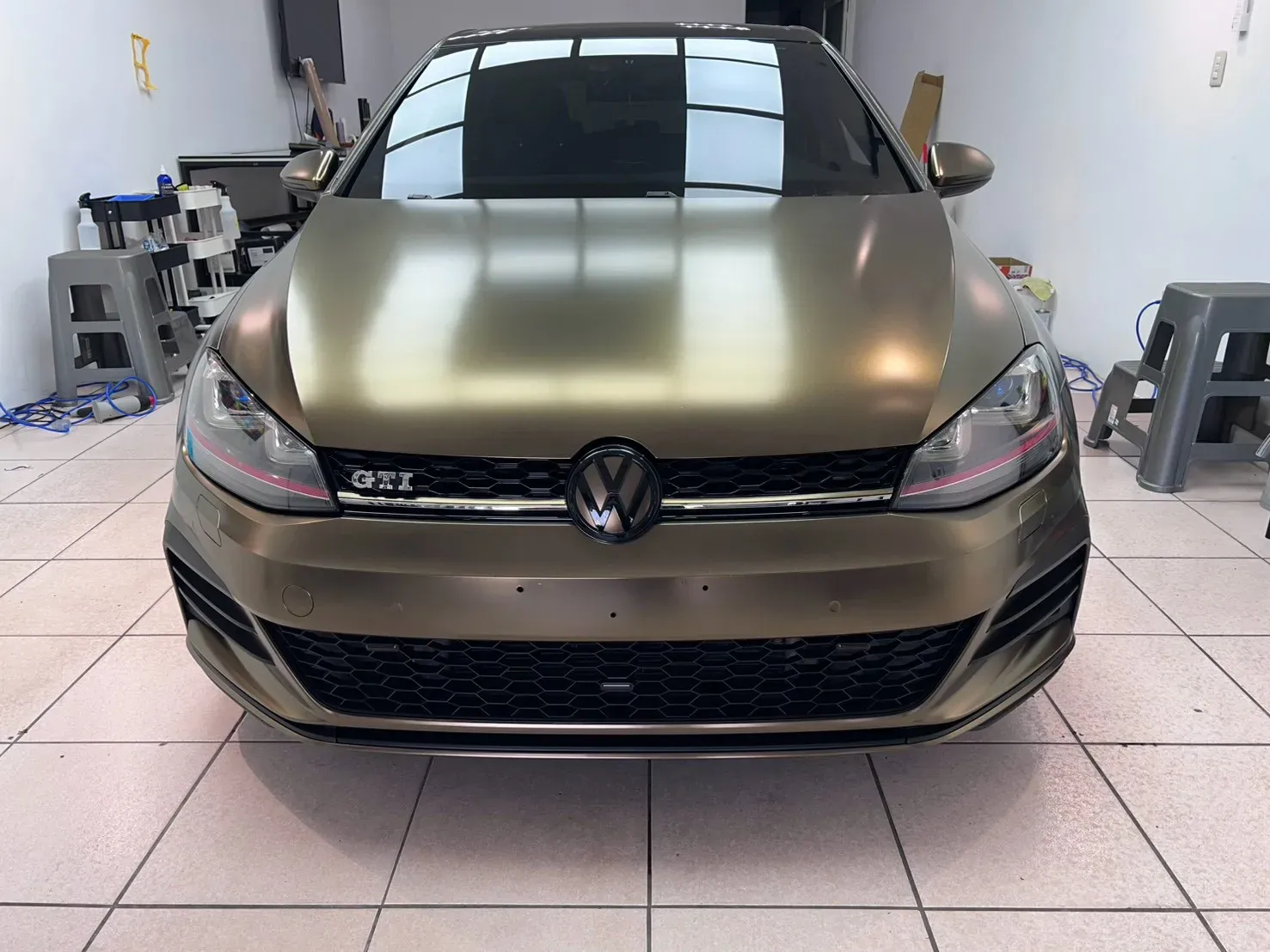Volkswagen Golf GTI 暮光金改色膜車頭正面完工視角