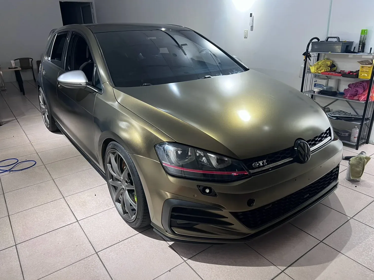 Volkswagen Golf GTI 暮光金改色膜完工（車頭斜前方全車）