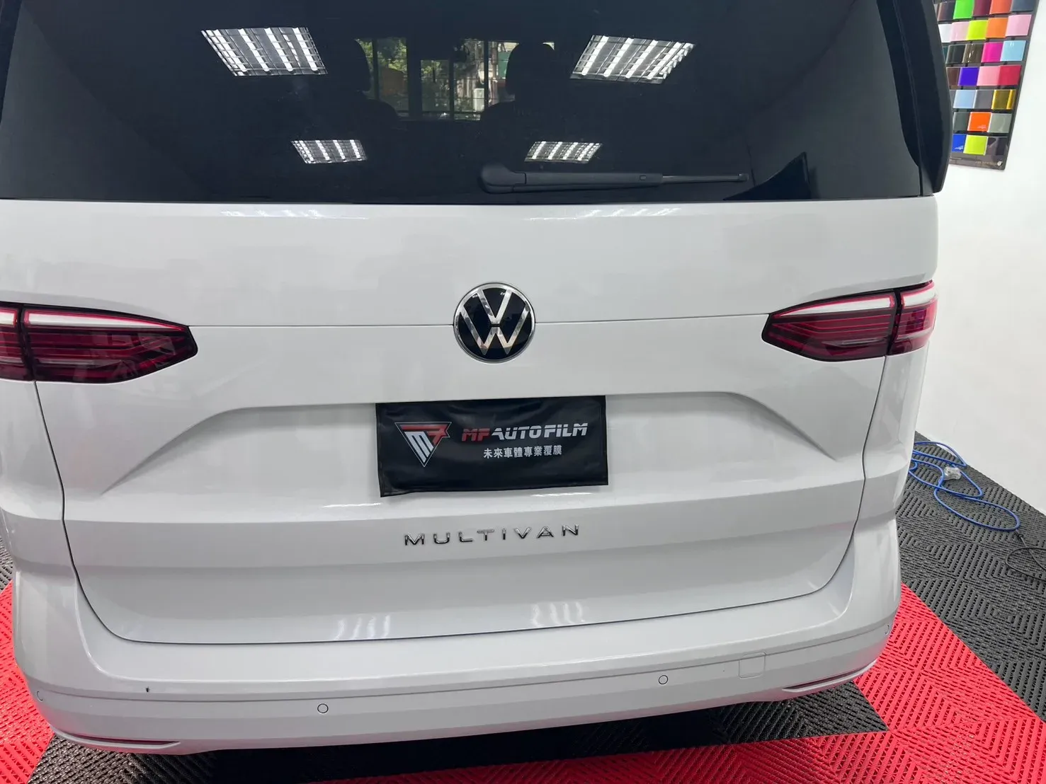 Volkswagen T7 Multivan 車尾完工照，尾門鑽石白包覆
