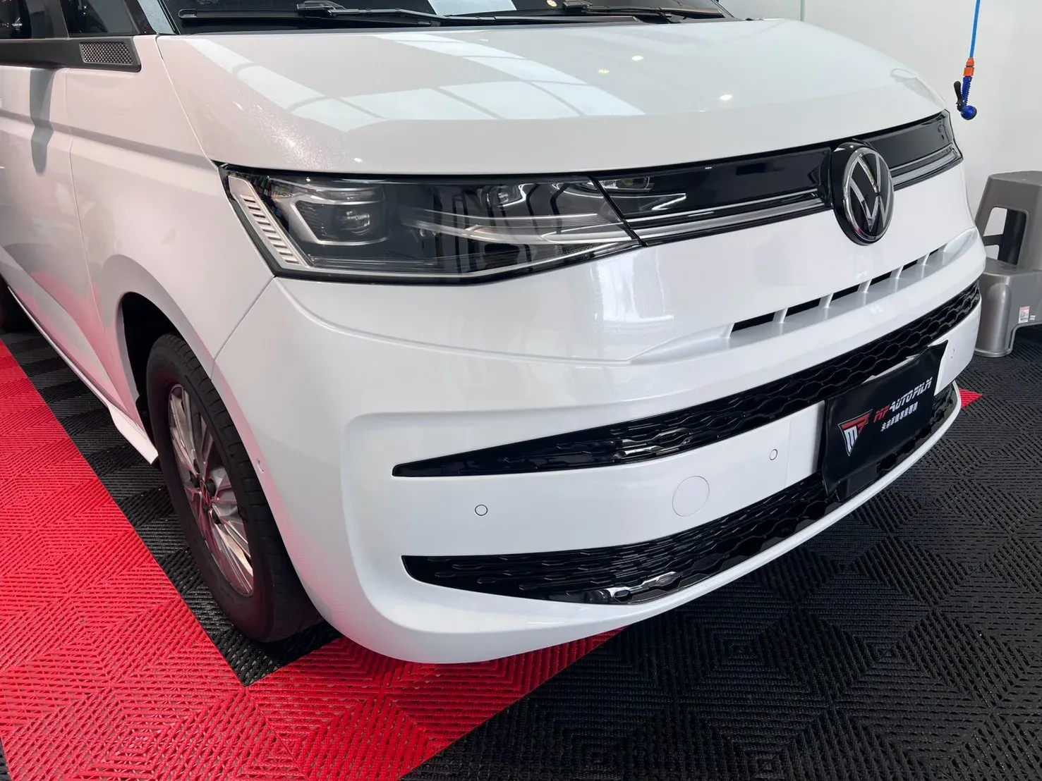 Volkswagen T7 Multivan 車頭大燈與保桿近景