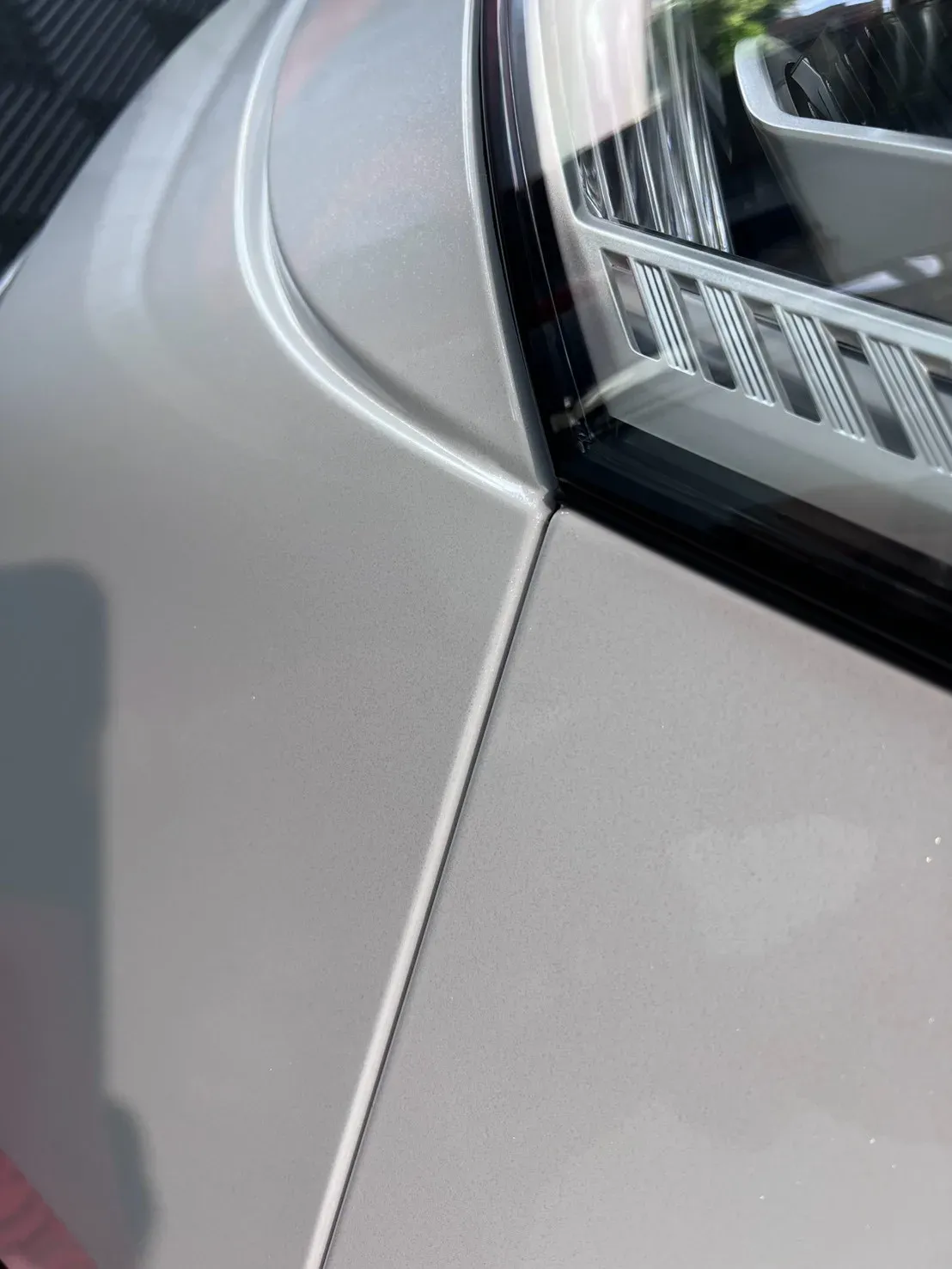 Volkswagen T7 Multivan 引擎蓋後緣與頭燈上緣一帶